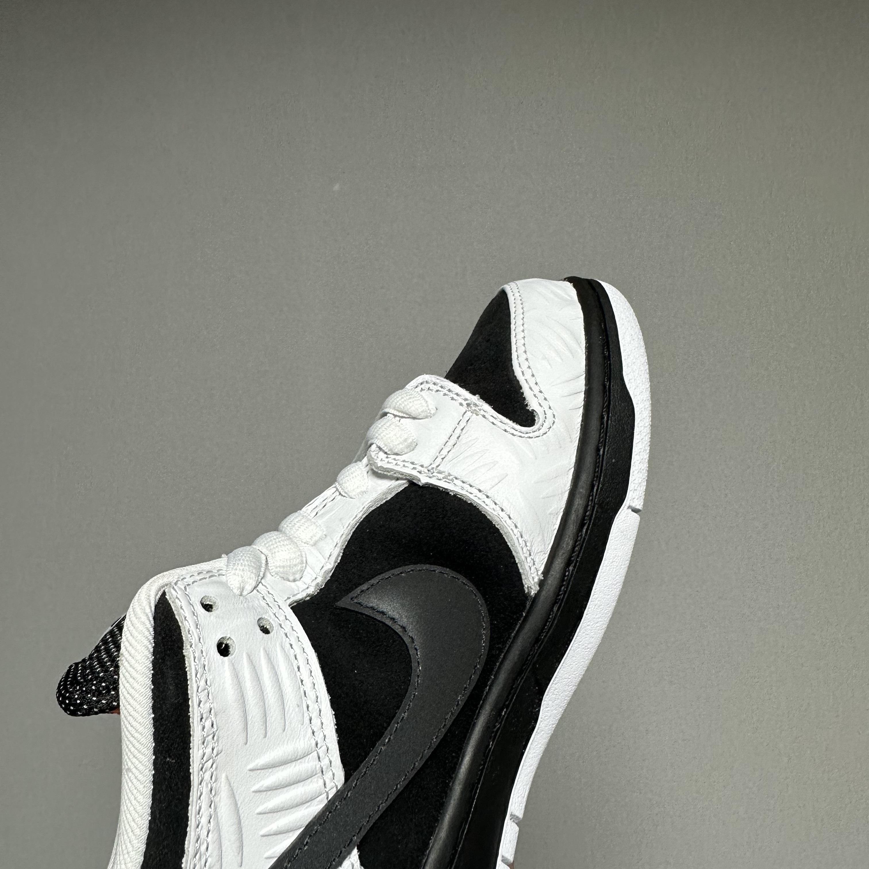 Nike x Tightbooth SB Dunk Low Pro Black and White 착용 스타일 - 3