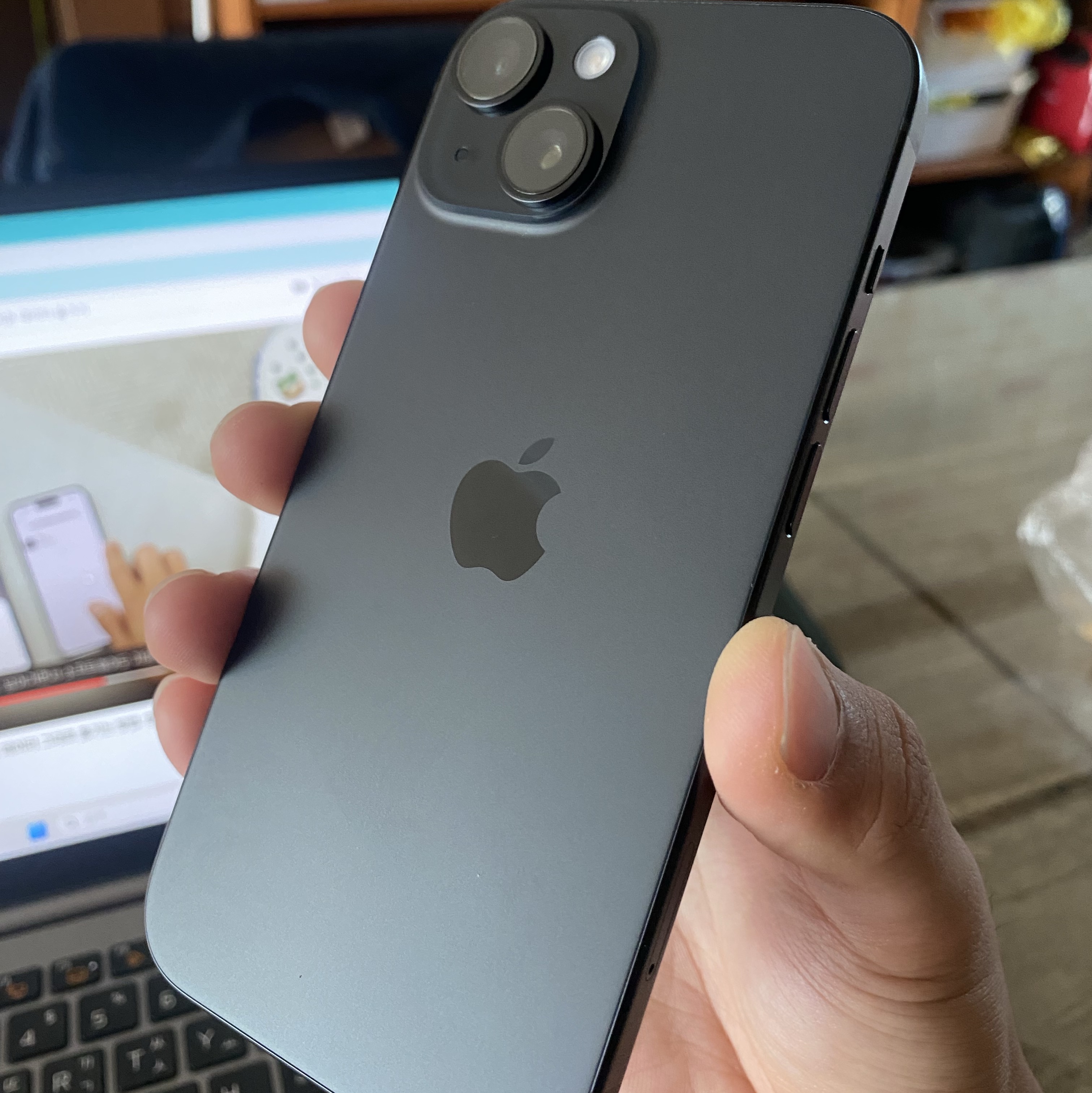 Apple iPhone 15 256GB Black (Korean Ver.) 착용 스타일