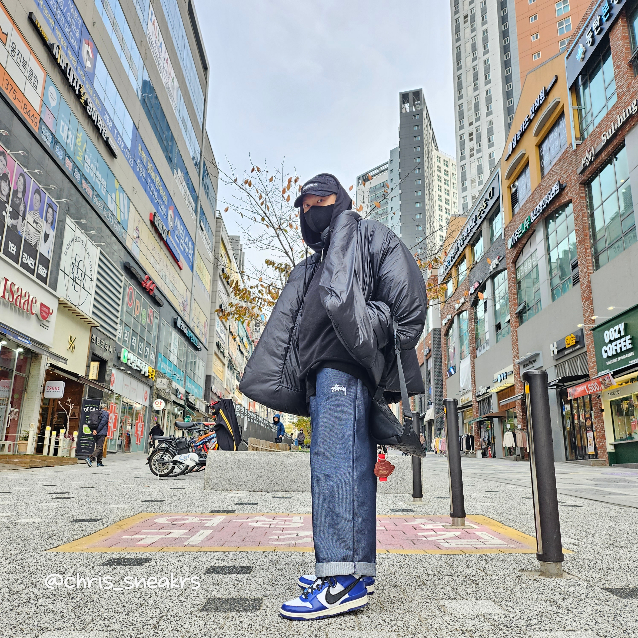 Louis Vuitton Discovery PM Bumbag Monogram Shadow Black, Supreme Webbing Keychain Red - 23SS 착용 스타일 - 3