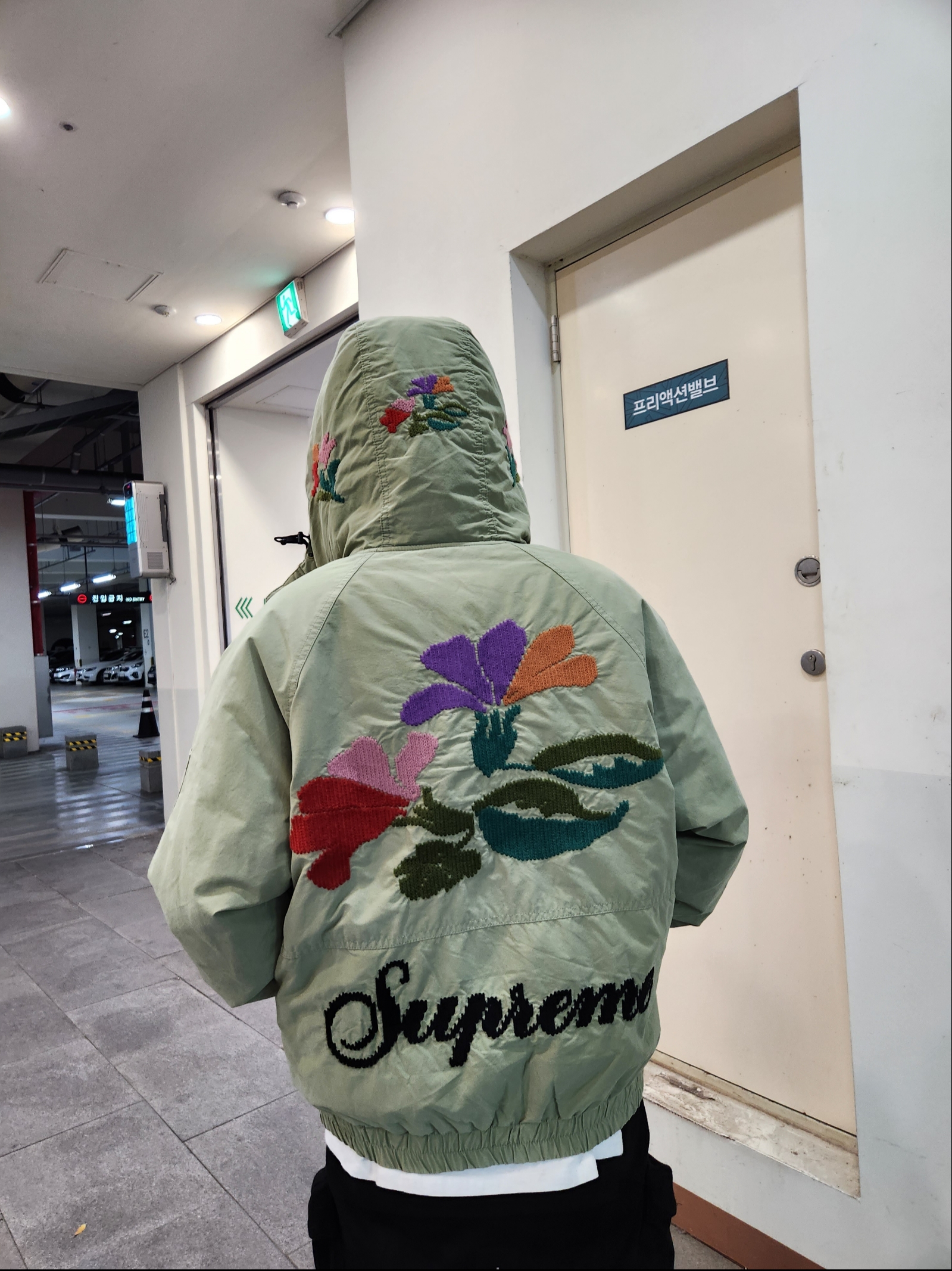 Supreme Needlepoint Hooded Jacket Olive - 23FW, Jordan 1 Retro Low OG Black and Dark Powder Blue 착용 스타일 - 4