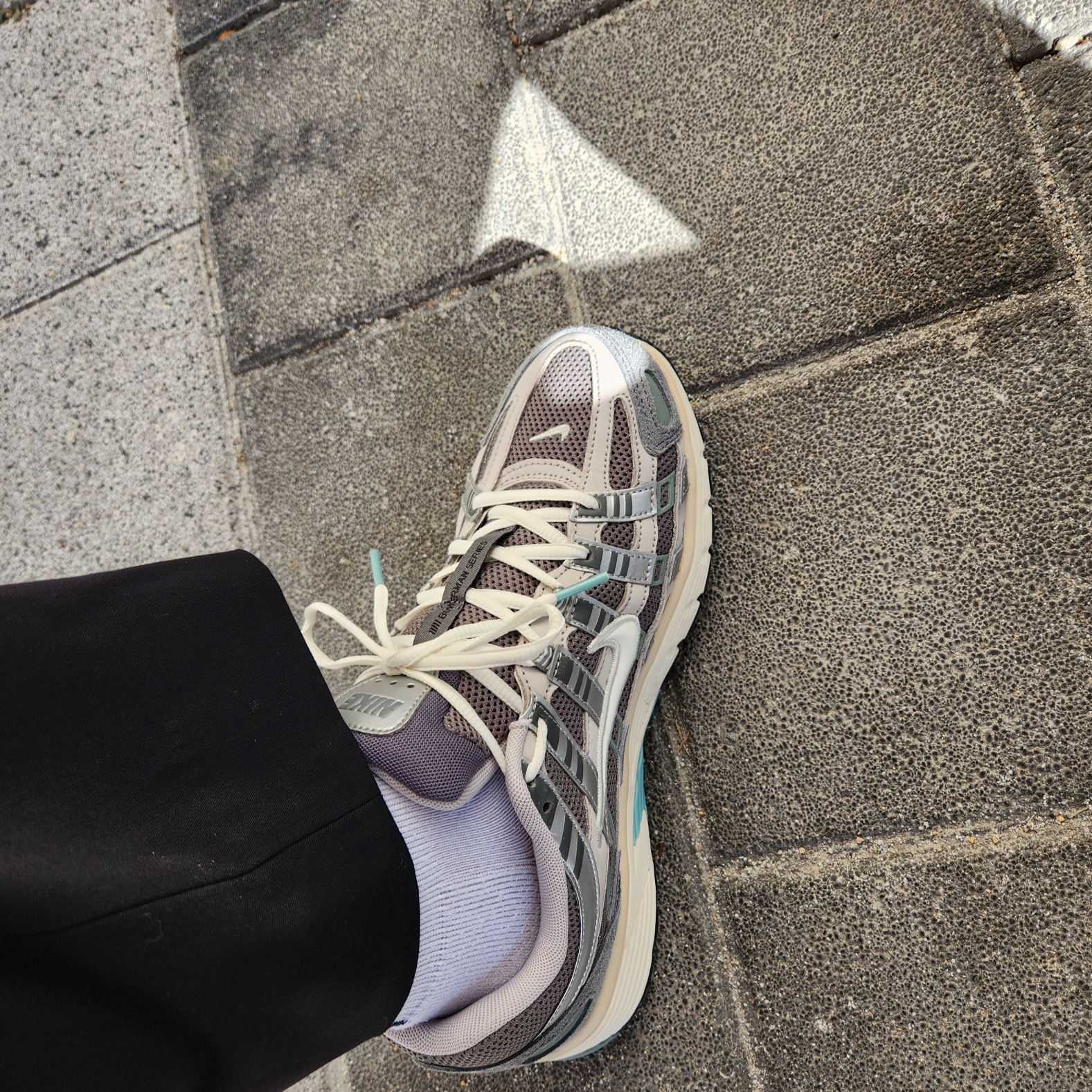 Nike P-6000 Flat Pewter Light Iron Ore 착용 스타일 - 1