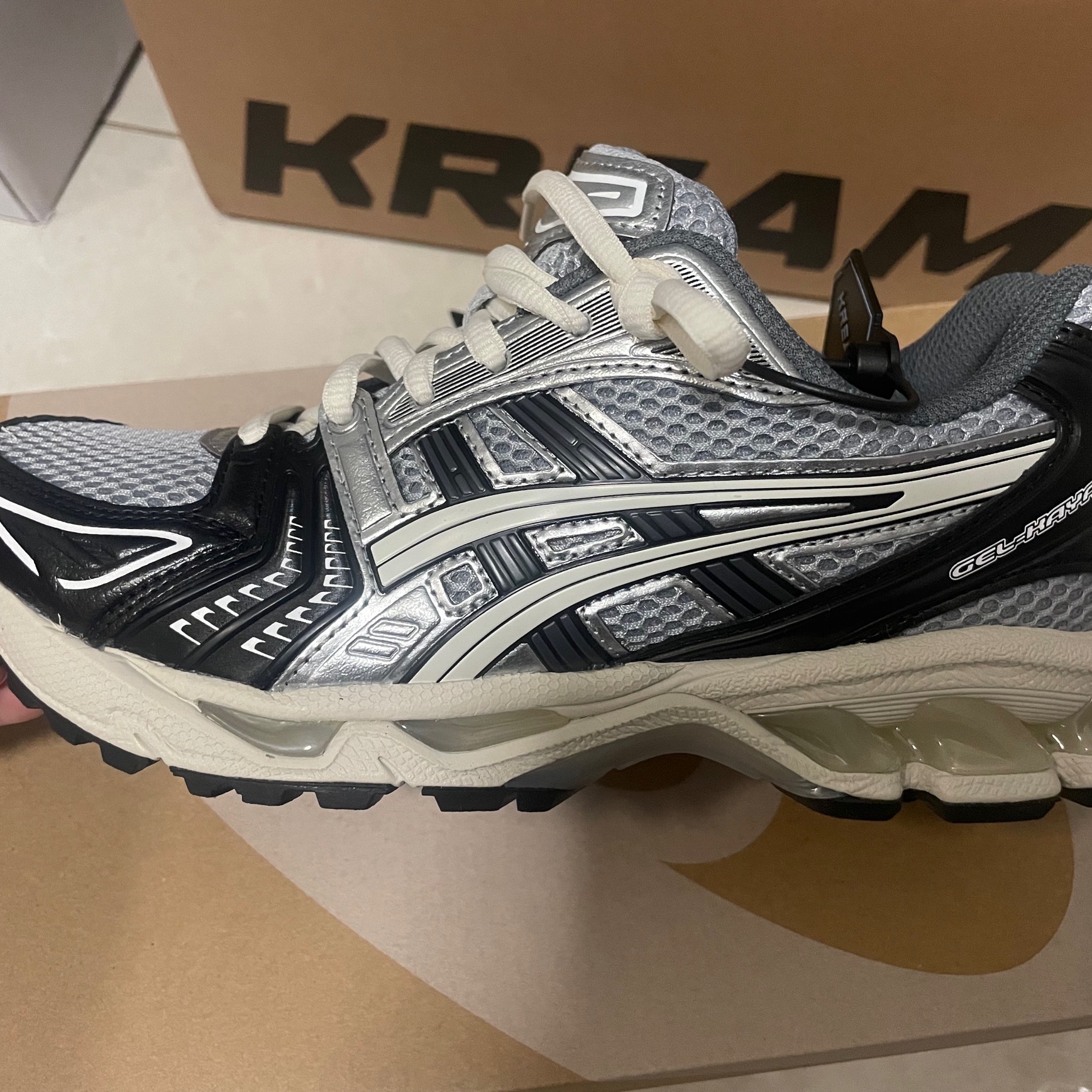 Asics Gel-Kayano 14 Black Glacier Grey 착용 스타일 - 2