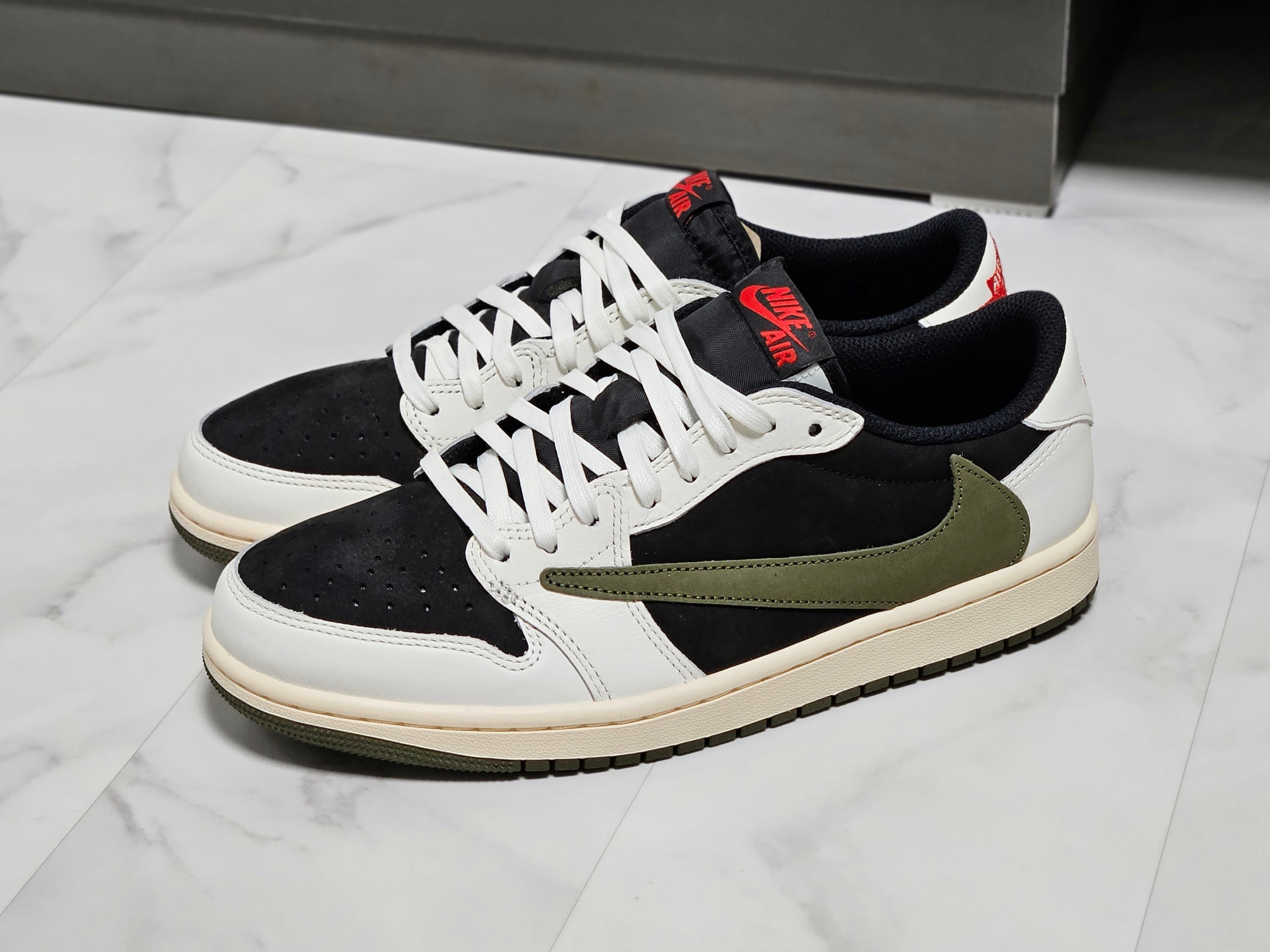 (W) Jordan 1 x Travis Scott Retro Low OG SP Medium Olive 착용 스타일 - 8
