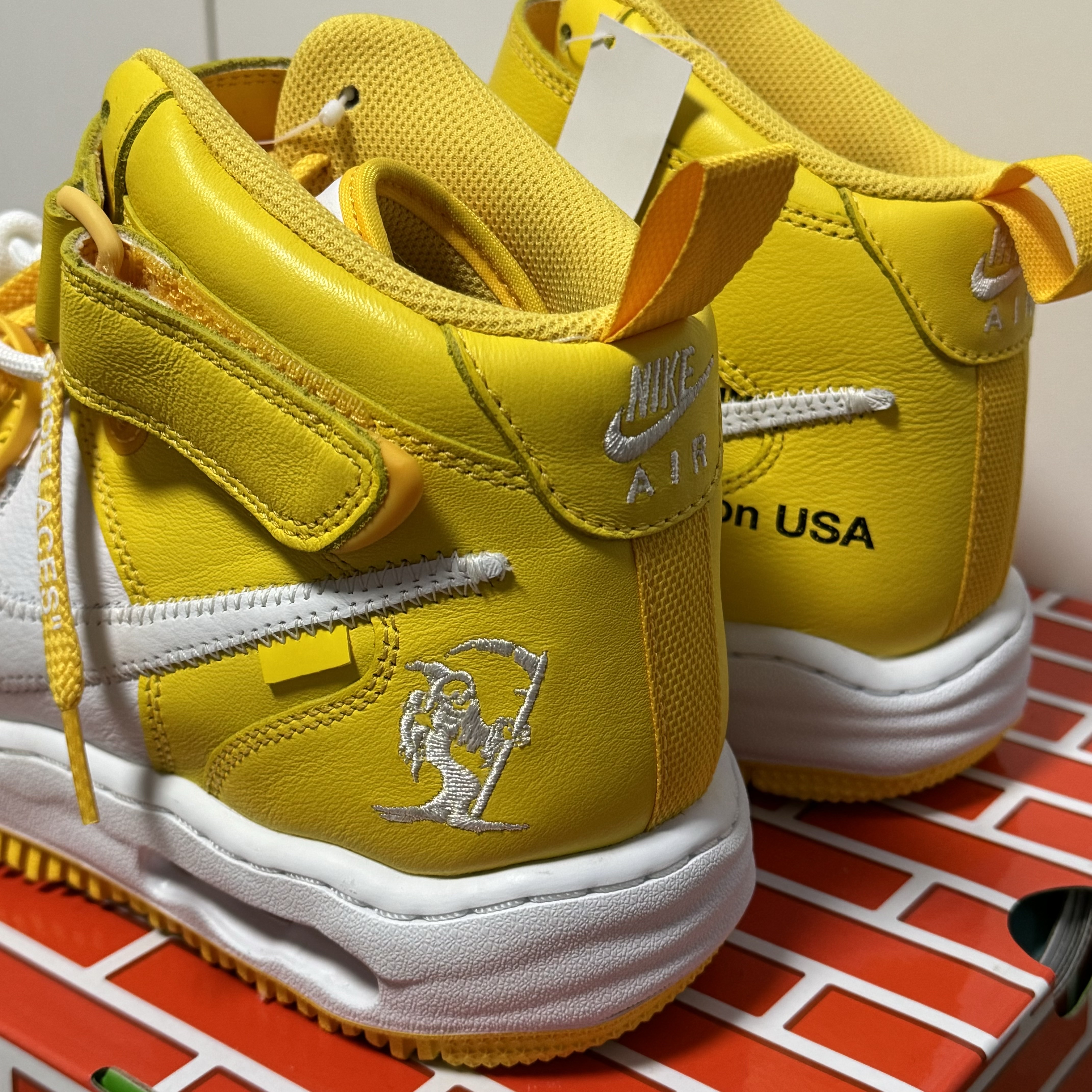 Nike x Off-White Air Force 1 Mid SP Leather Varsity Maize 착용 스타일 - 2