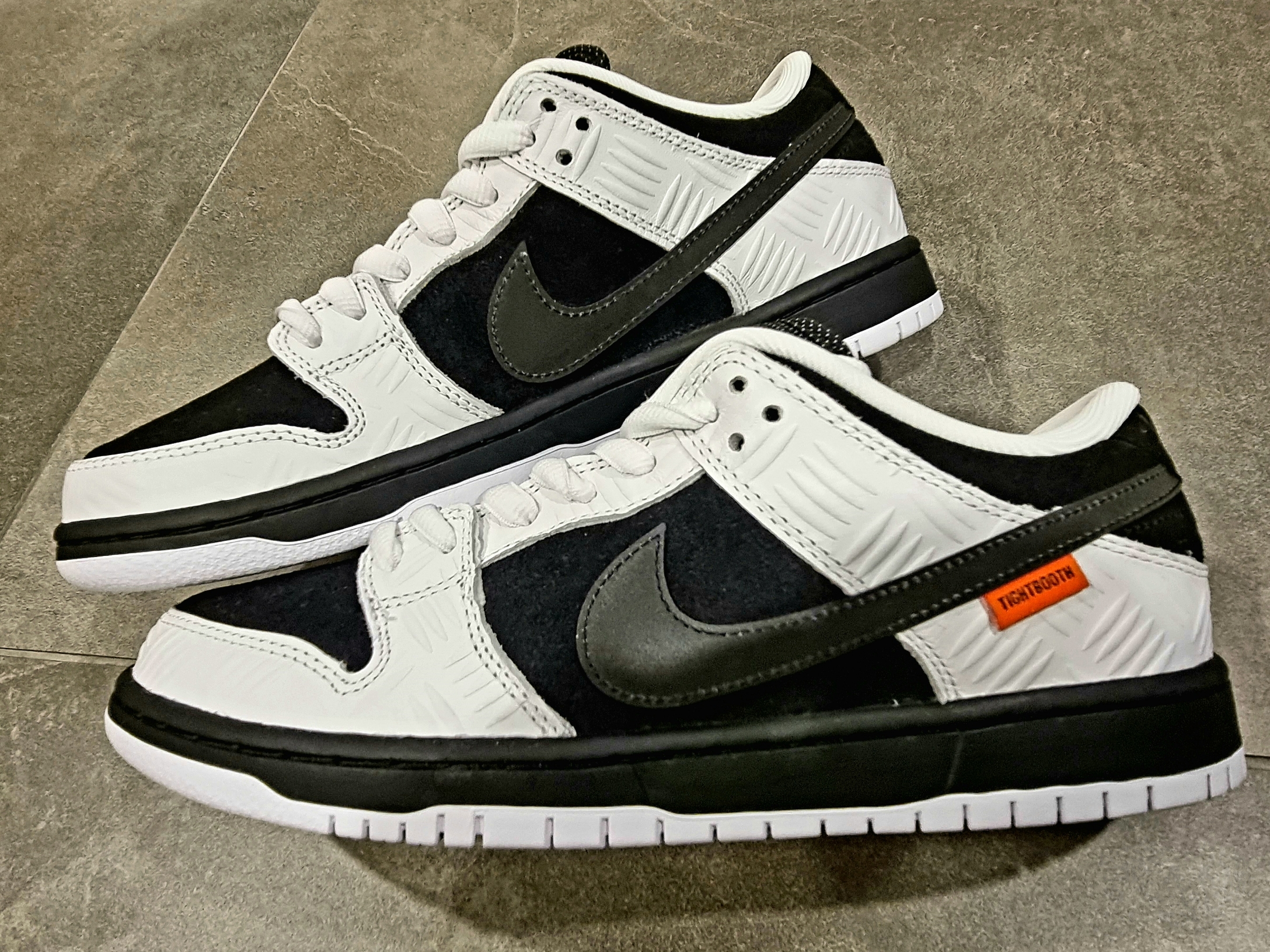 Nike x Tightbooth SB Dunk Low Pro Black and White 착용 스타일 - 3