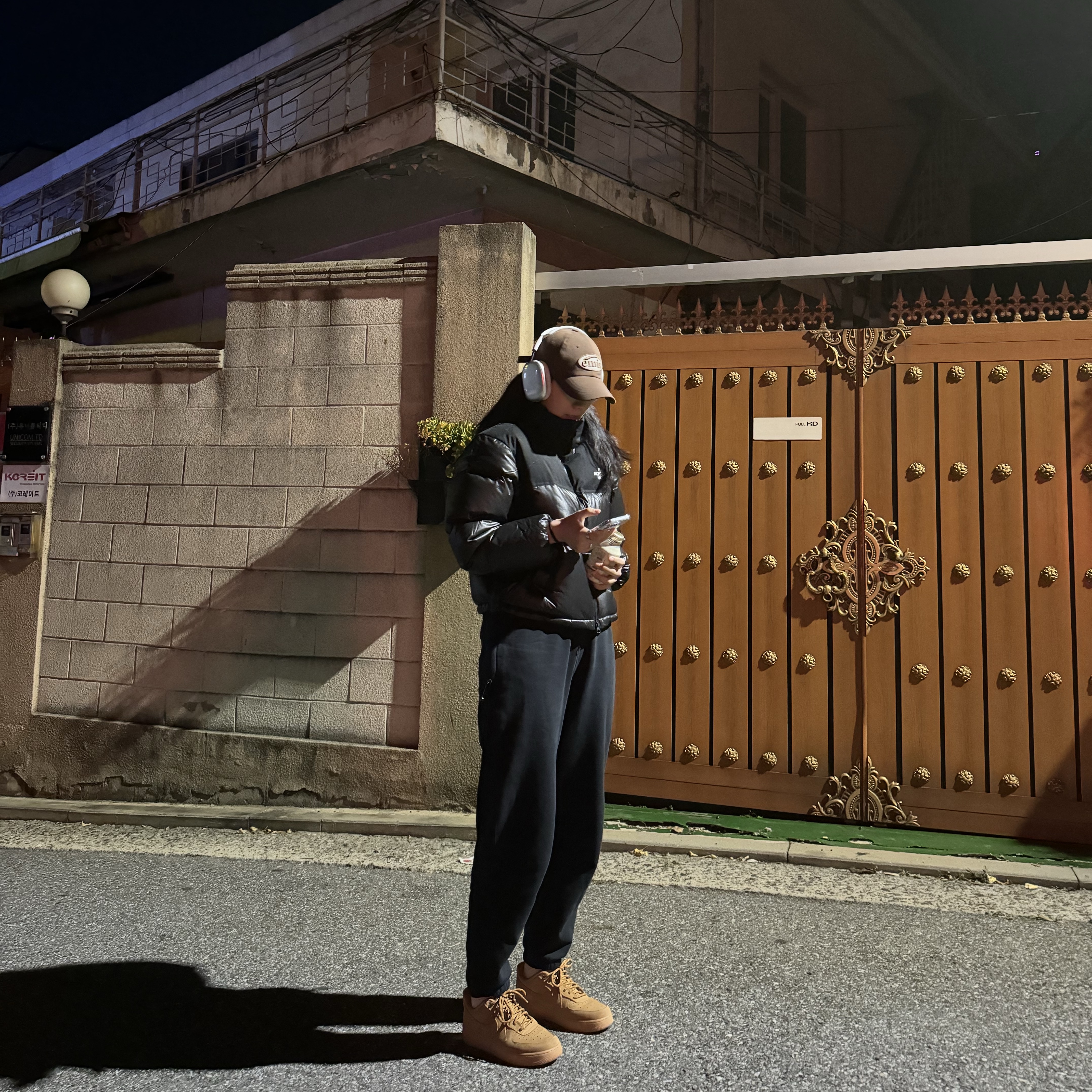 Nike Air Force 1 '07 WB Flax, Apple AirPods Max Lightning Silver (Korean Ver.) 착용 스타일 - 1