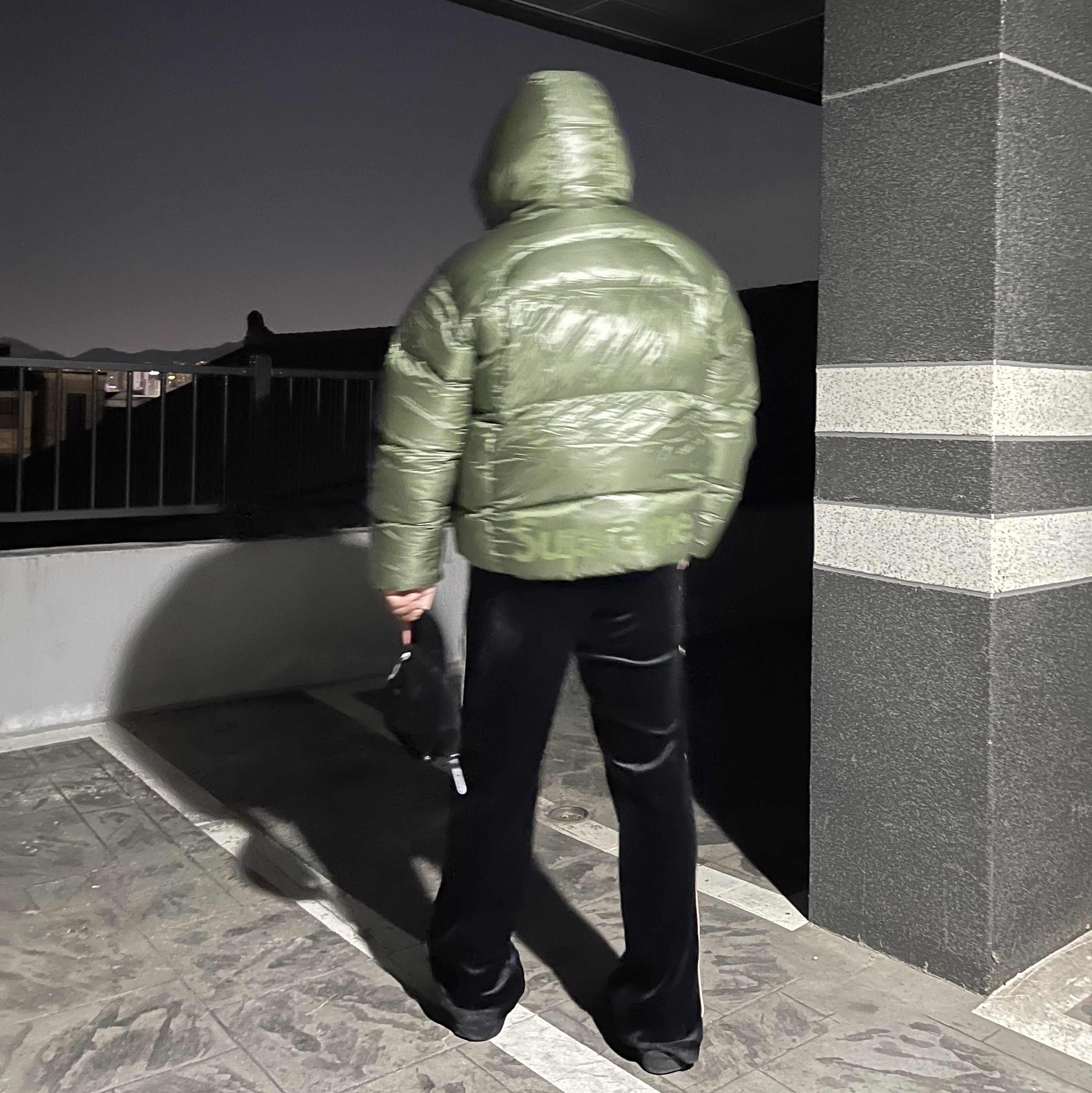 Supreme Featherweight Down Puffer Jacket Olive - 23FW, Supreme Corduroy S Logo 6-Panel Black - 23FW 착용 스타일
