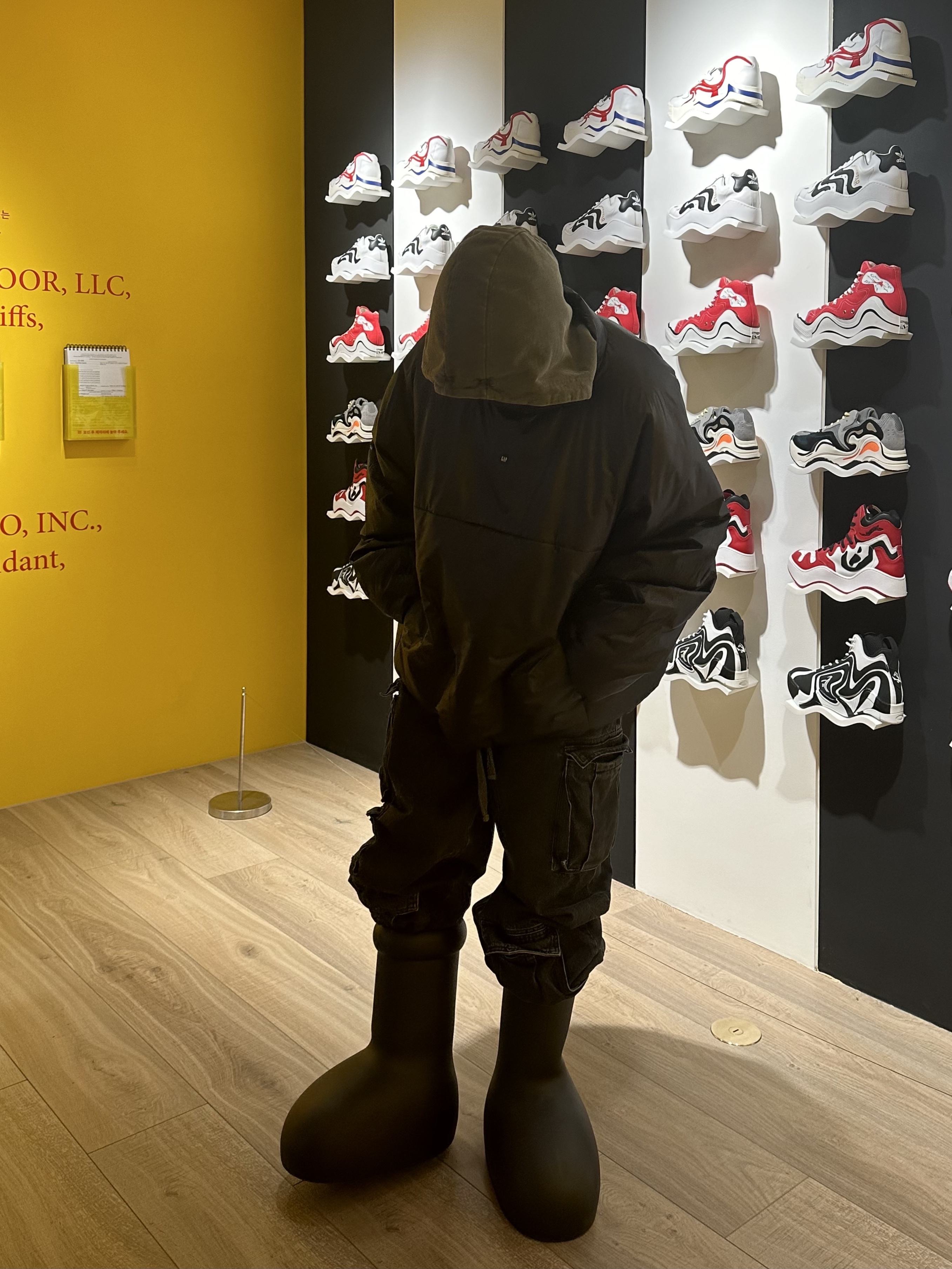 Yeezy Gap Engineered By Balenciaga Mock Neck Pullover Puffer Black, Zara Utility Cargo Jeans Black 착용 스타일 - 1