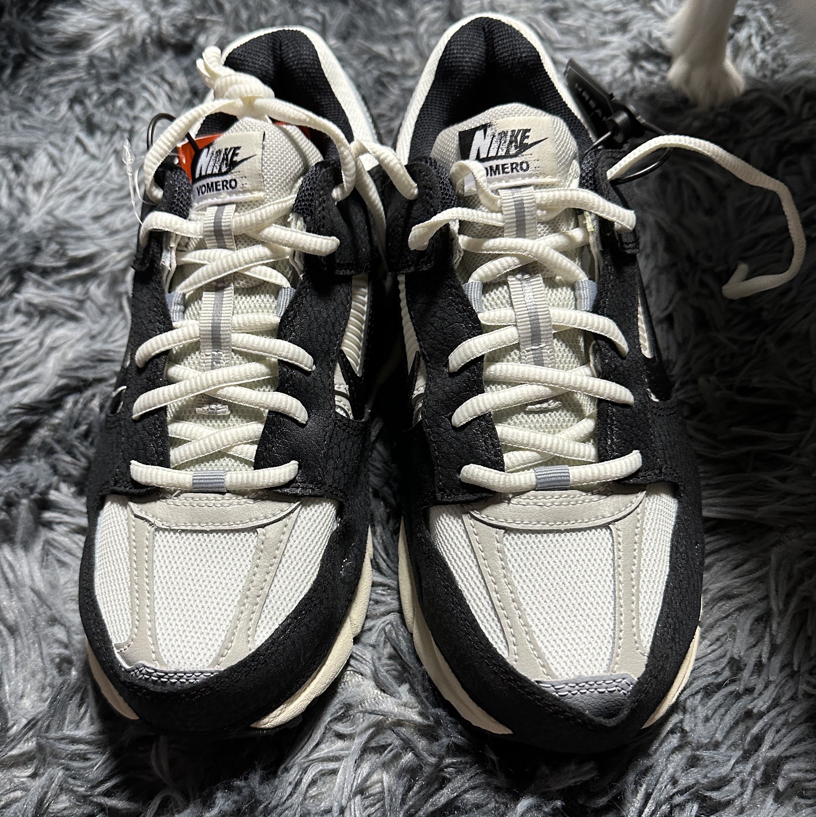 (W) Nike Zoom Vomero 5 Wolf Grey and Black 착용 스타일 - 2