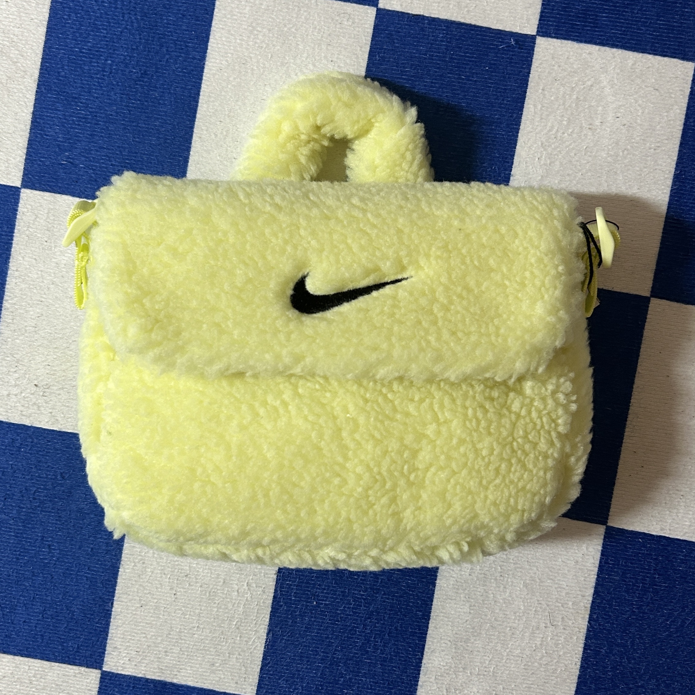(Kids) Nike NSW Faux Fur Crossbody Bag Neon 착용 스타일