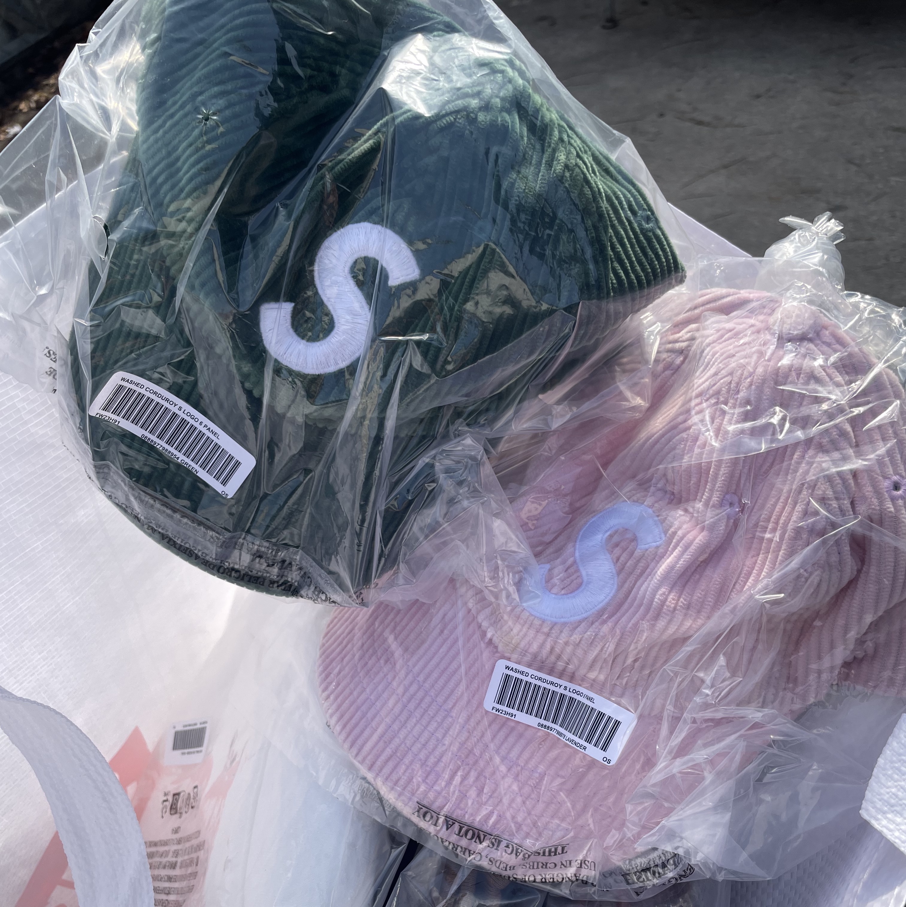 Supreme Corduroy S Logo 6-Panel Green - 23FW, Supreme Corduroy S Logo 6-Panel Light Pink - 23FW 착용 스타일 - 1
