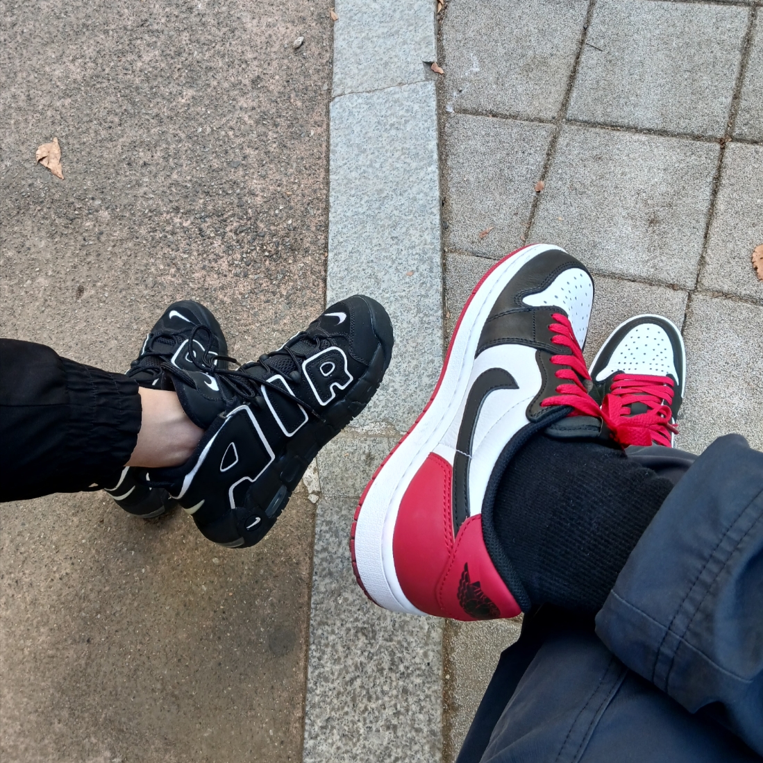 Jordan 1 Retro Low OG Black Toe, (GS) Nike Air More Uptempo Black White 2020 착용 스타일 - 1