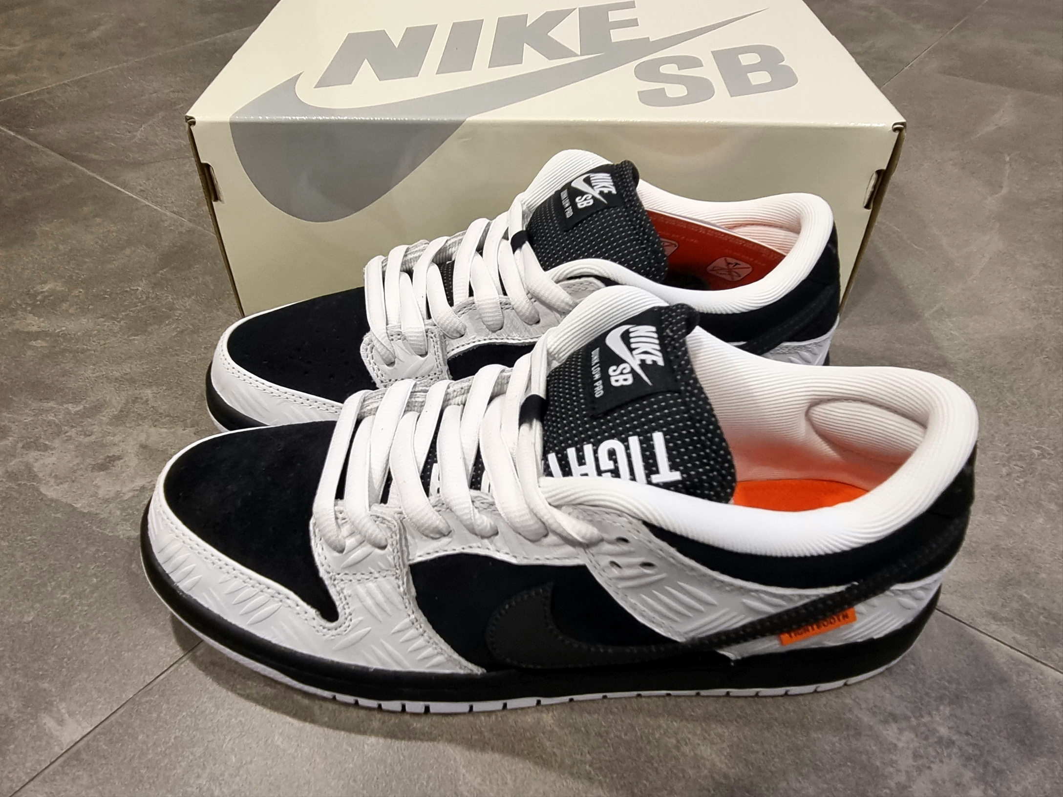 Nike x Tightbooth SB Dunk Low Pro Black and White 착용 스타일 - 8