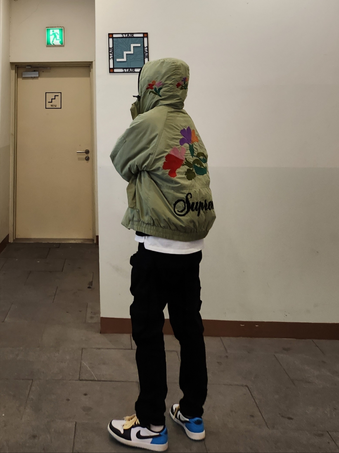 Supreme Needlepoint Hooded Jacket Olive - 23FW, Jordan 1 Retro Low OG Black and Dark Powder Blue 착용 스타일 - 1