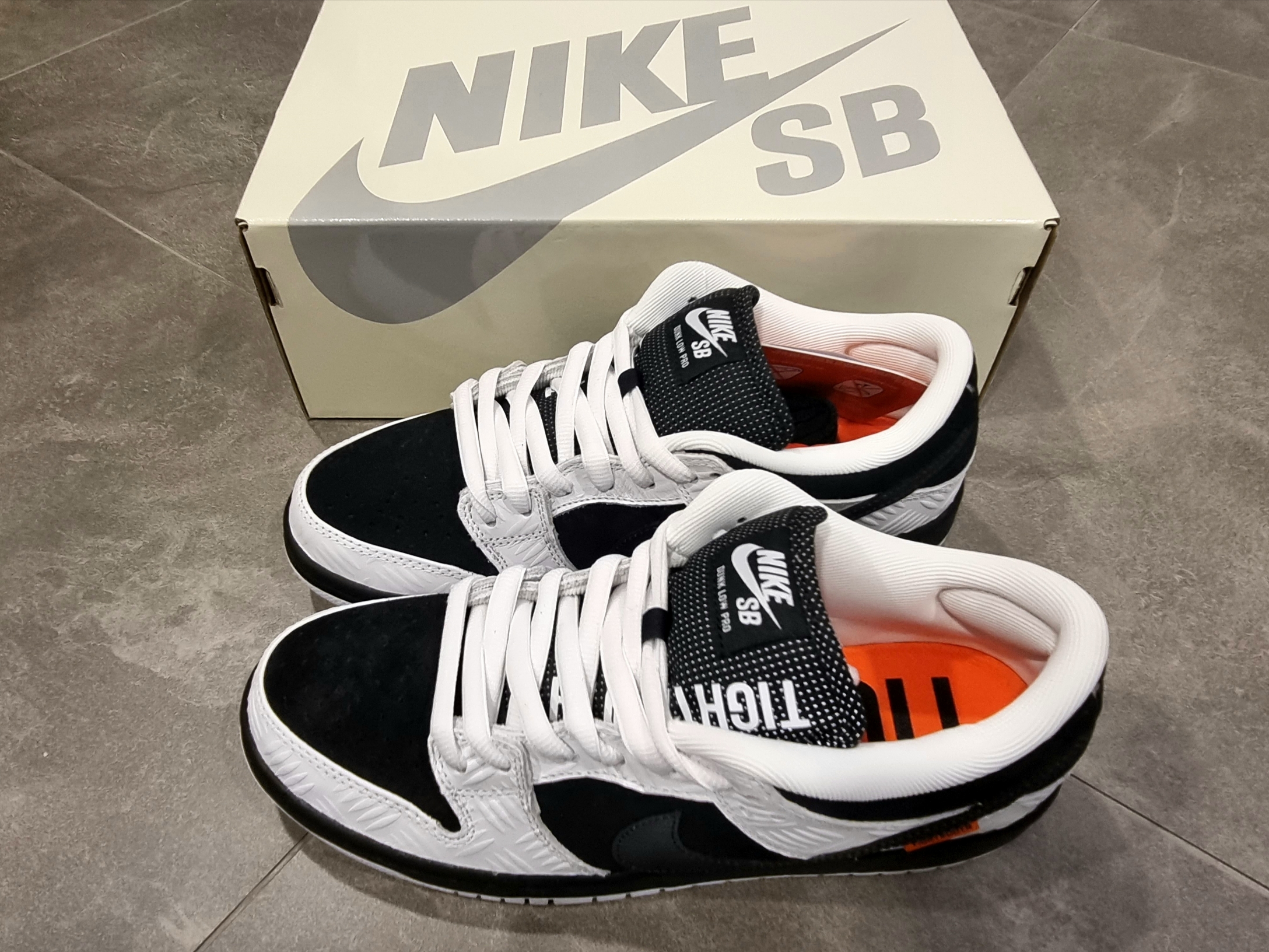 Nike x Tightbooth SB Dunk Low Pro Black and White 착용 스타일 - 7