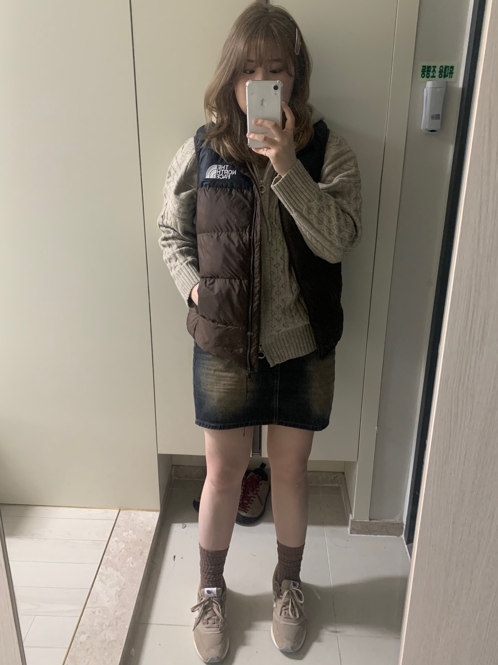 (W) The North Face 1996 Retro Nuptse Vest Black, New Balance x Recto 574 Ash Cream Legacy 착용 스타일