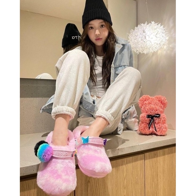 Crocs Classic Fur Sure Clog Ballerina Pink White 착용 스타일 - 1