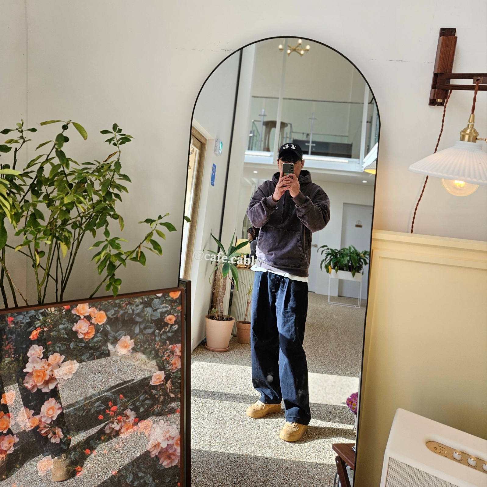 Stussy Dyed Stussy Designs Hoodie Black, Darkr8m Studio Upside Down Silver Logo Cap 착용 스타일