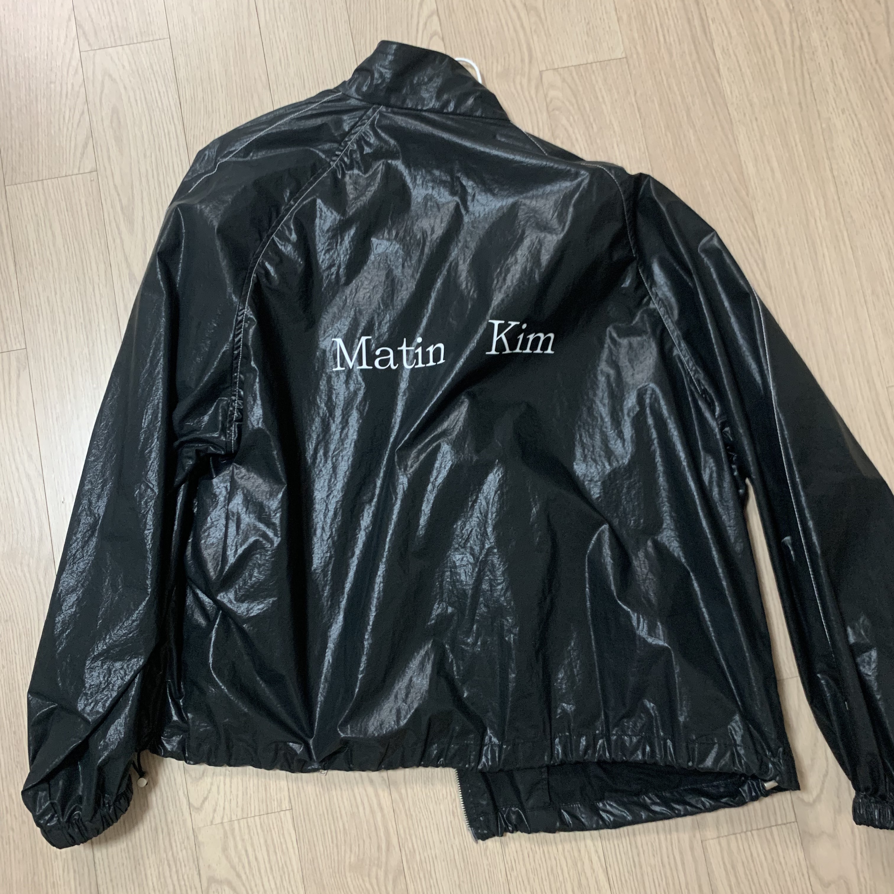 (W) Matin Kim Logo Coating Jumper Black 착용 스타일
