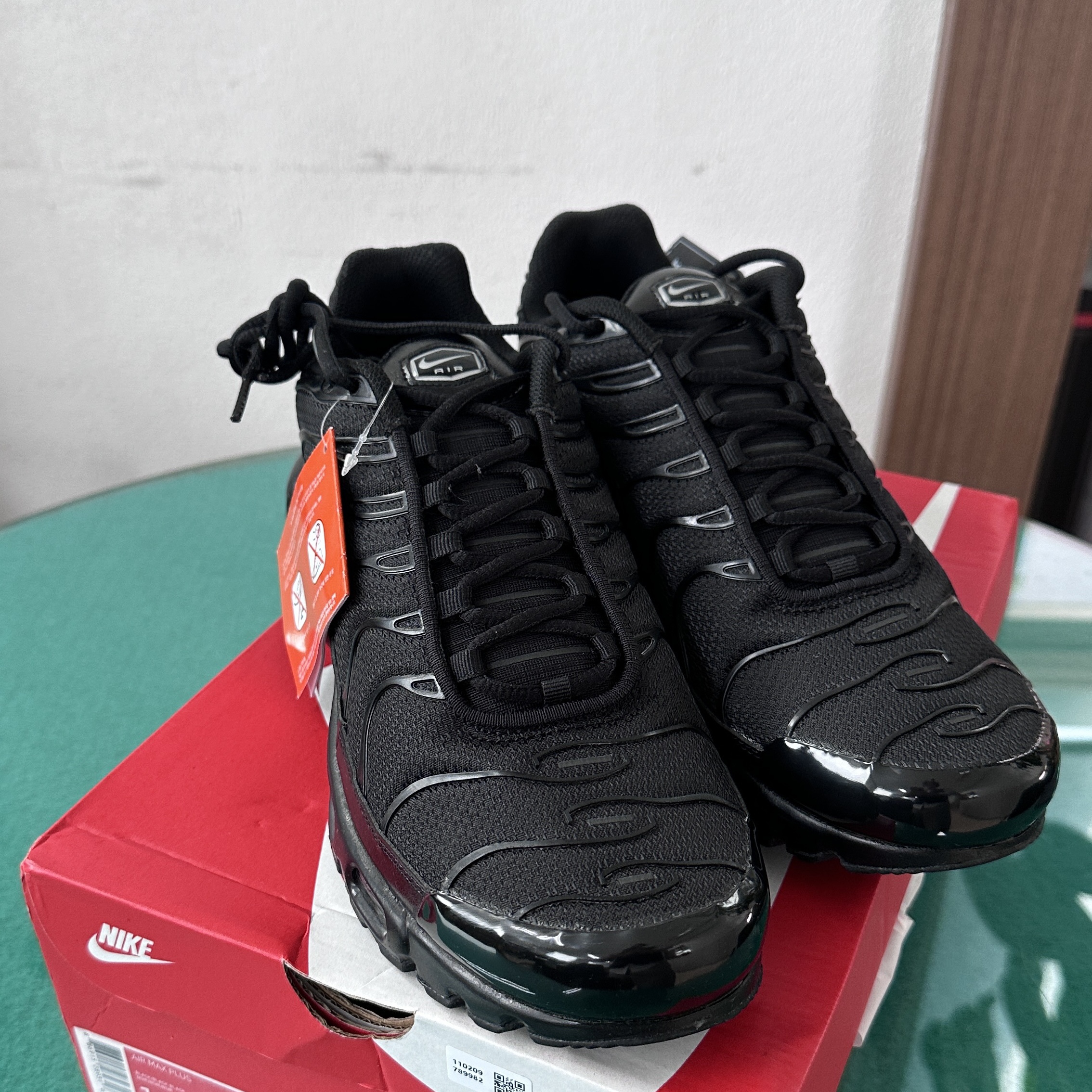 Nike Air Max Plus Triple Black 착용 스타일 - 1