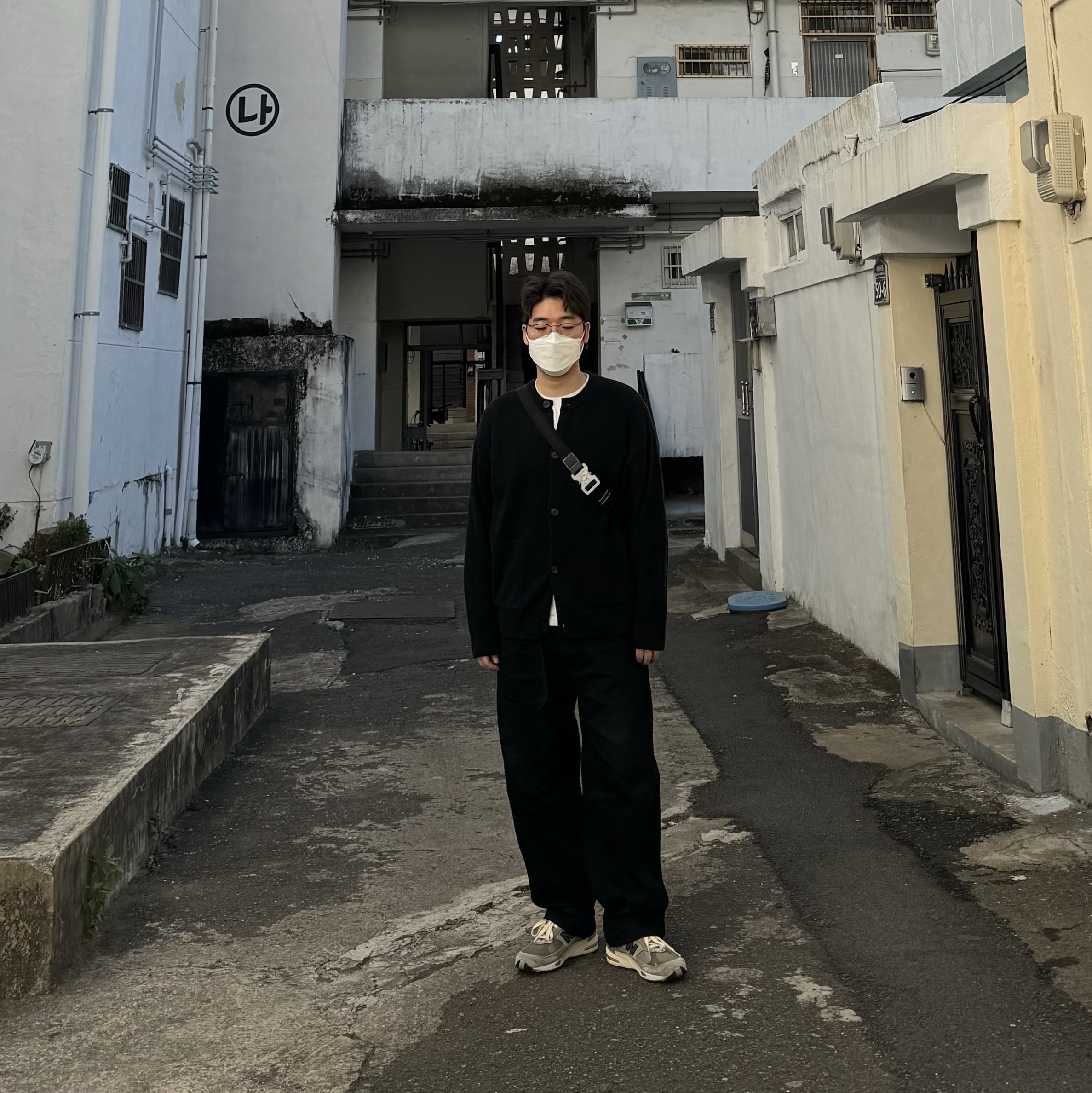 Comoli Belted Denim Pants Black - 23SS, New Balance x JJJJound 991 Made in UK Grey 착용 스타일 - 2