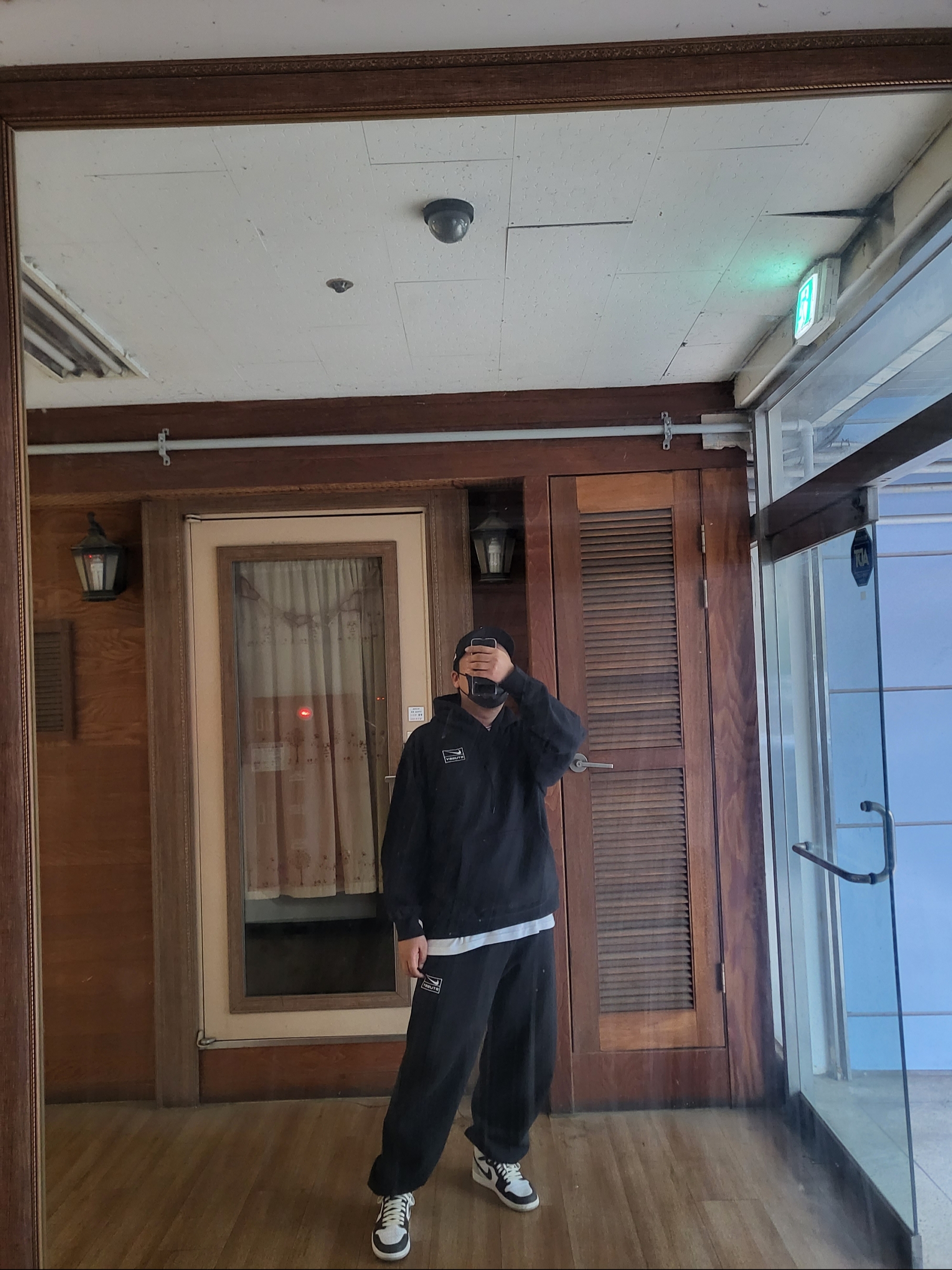 Nike x Stussy NRG RA Washed Pullover Hoodie Black (DN4028-010), Jordan 1 Retro High OG Bleached Coral 착용 스타일 - 1