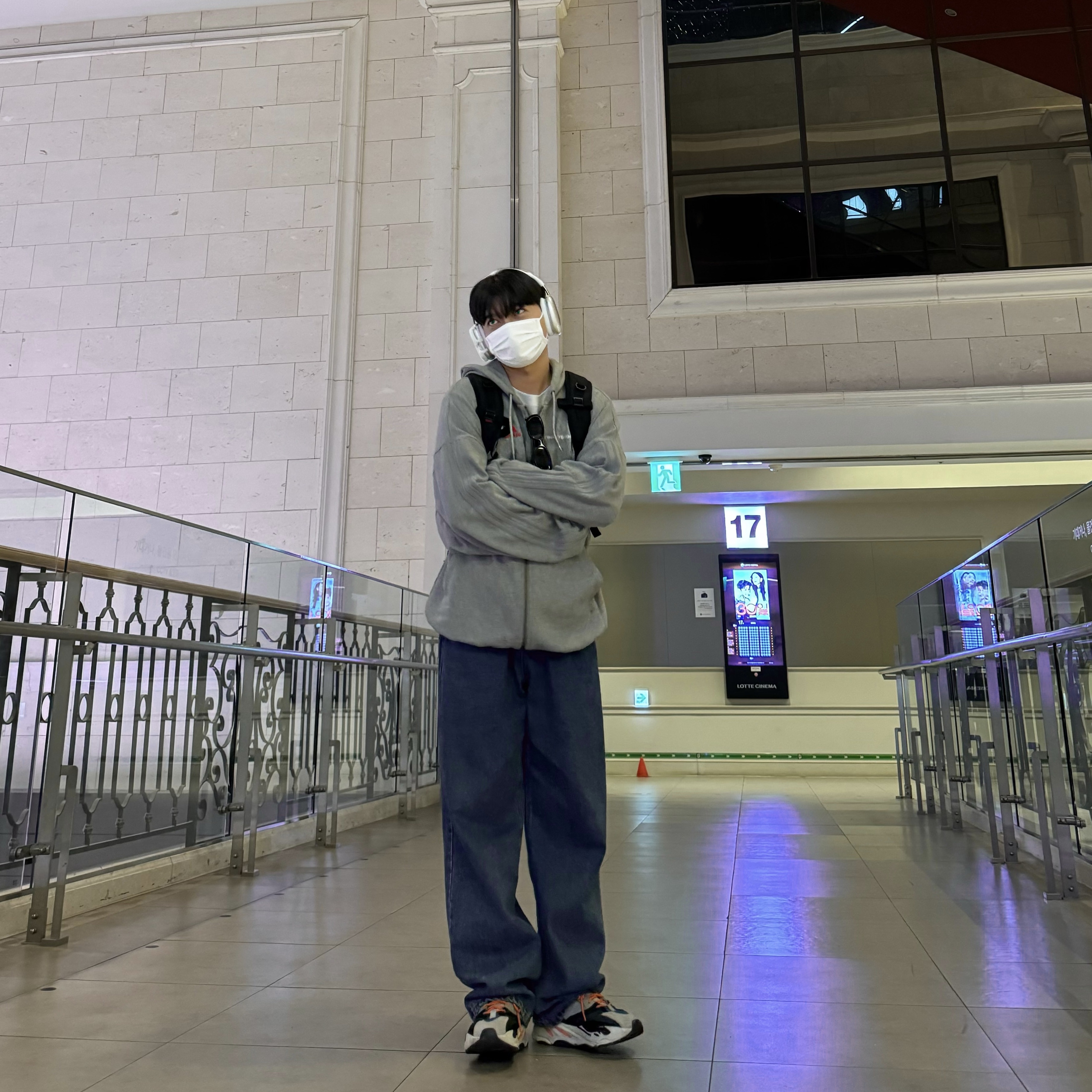 [KREAM 단독] Test Artifact Era Max Drip White, Apple AirPods Max Lightning Silver (Korean Ver.) 착용 스타일 - 3