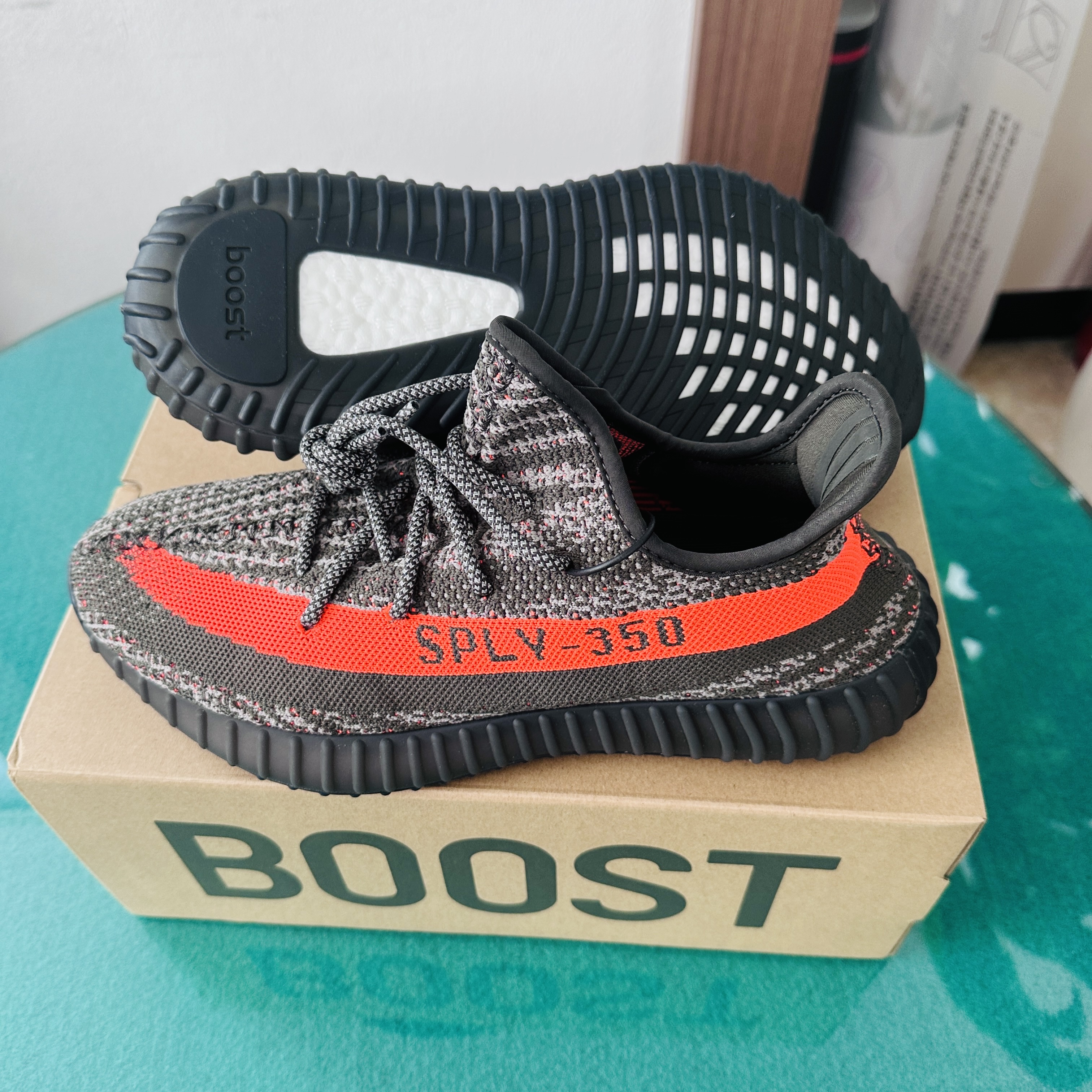 Adidas Yeezy Boost 350 V2 Carbon Beluga 착용 스타일 - 3