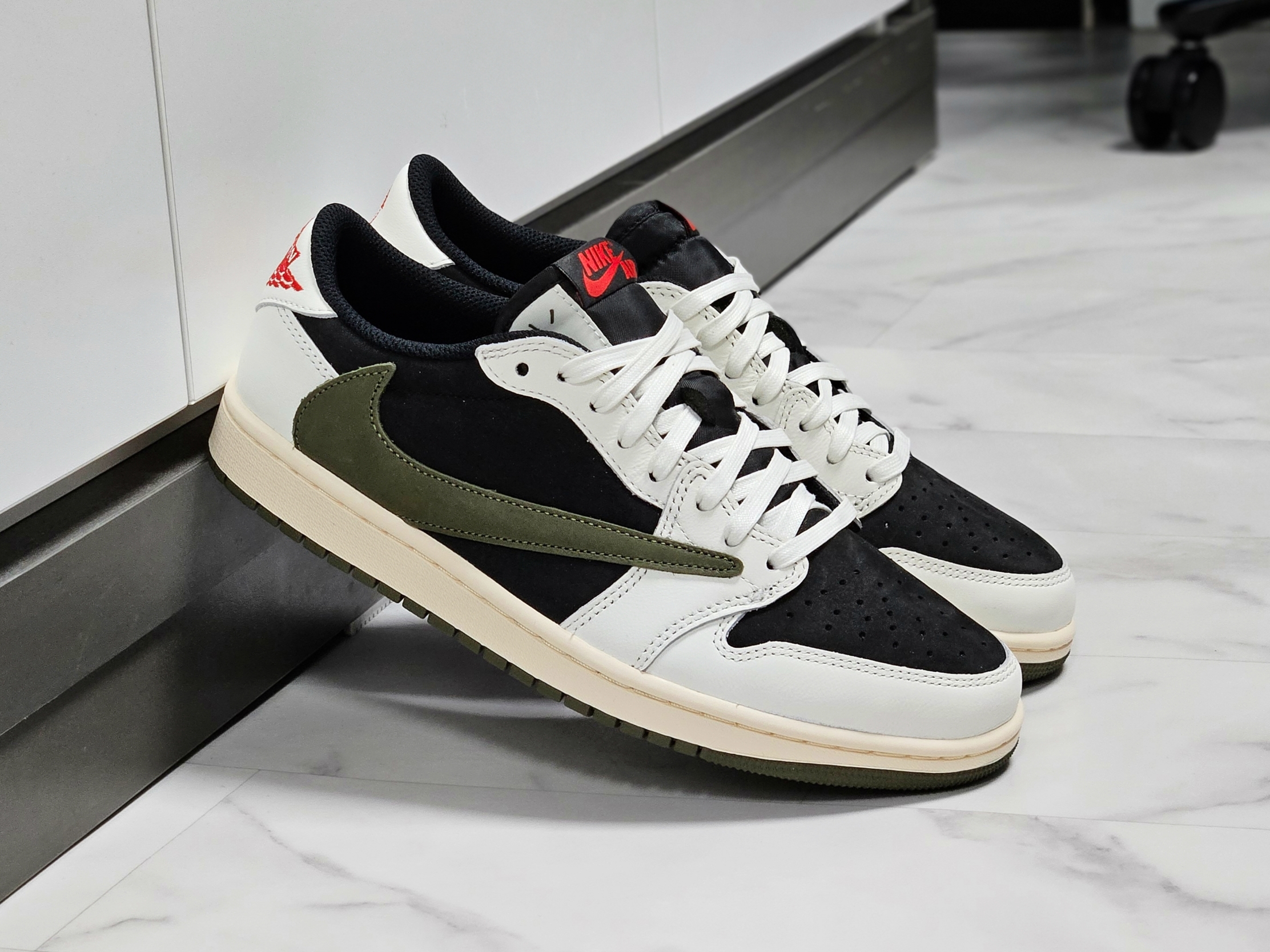 (W) Jordan 1 x Travis Scott Retro Low OG SP Medium Olive 착용 스타일 - 2