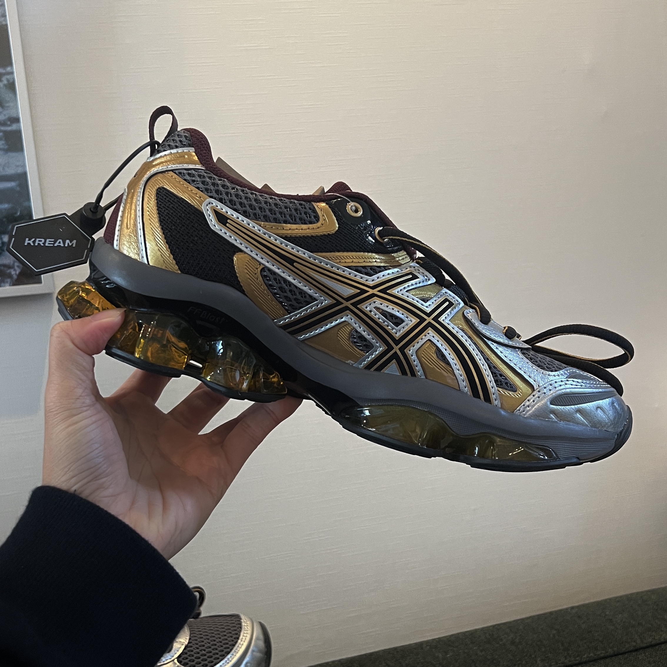 Asics Gel-Quantum Kinetic Carbon Pure Gold 착용 스타일
