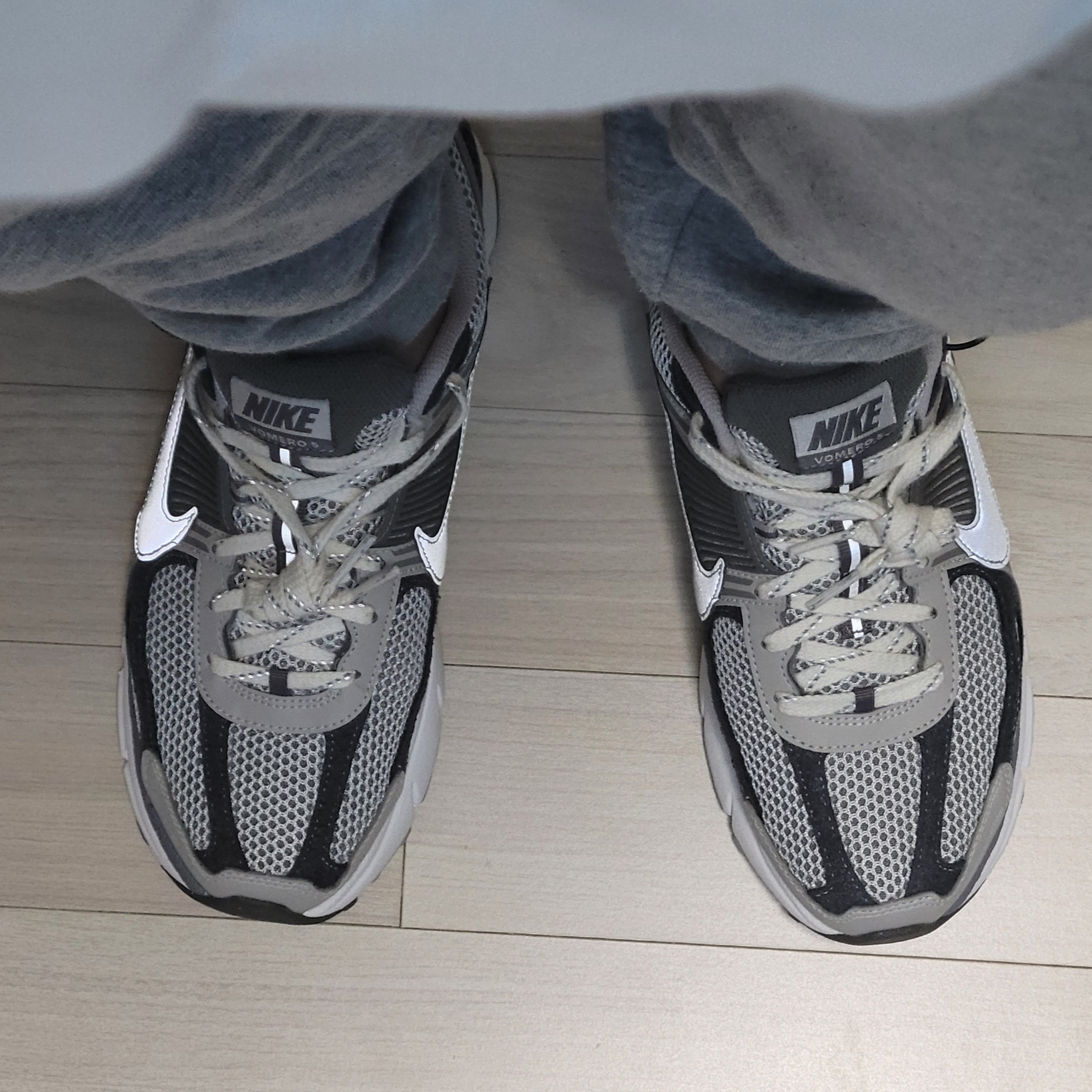 Nike Zoom Vomero 5 PRM Light Iron Ore and Flat Fewter 착용 스타일
