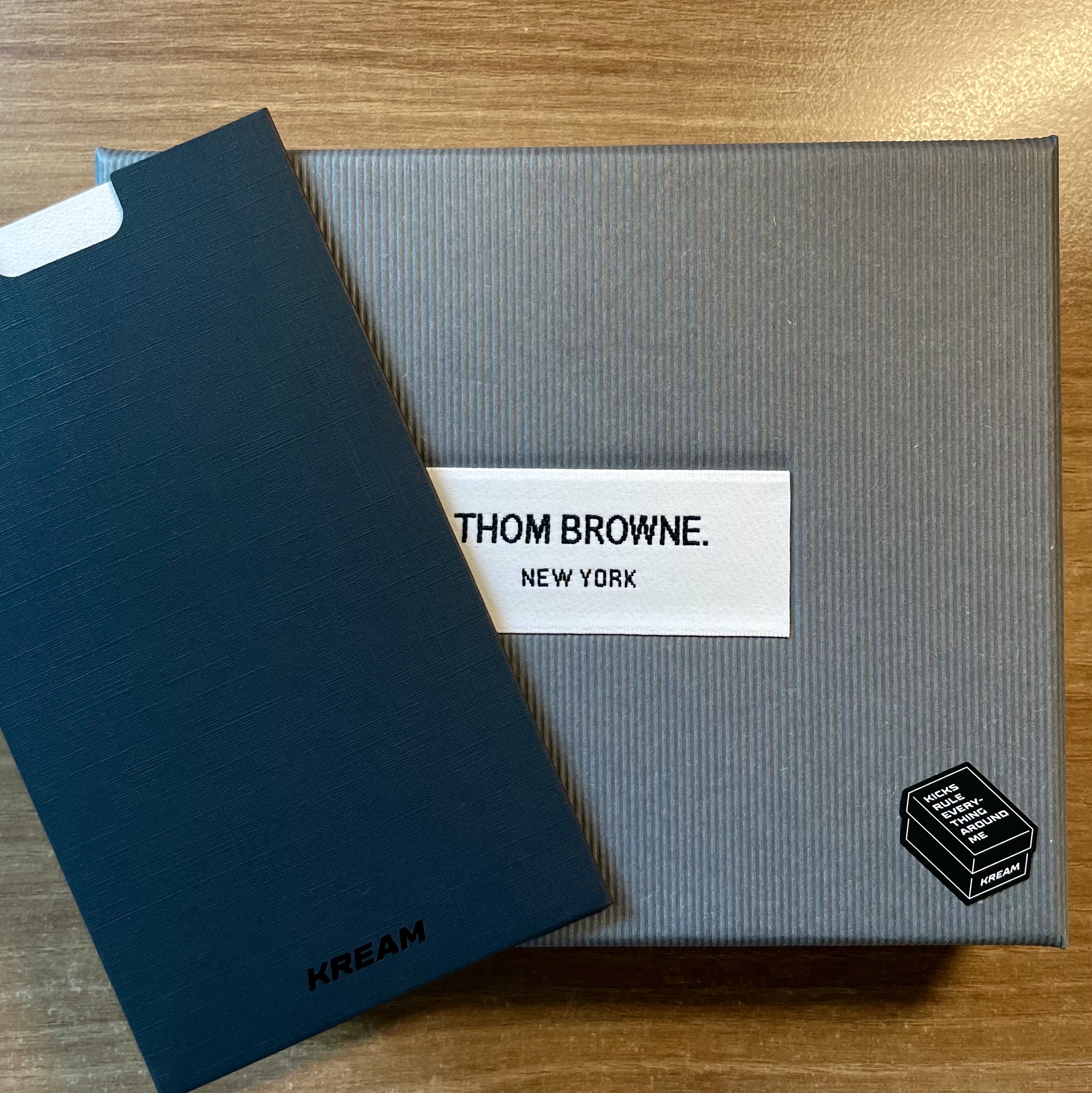 Thom Browne Pebble Grain Leather Stripe Note Compartment Card Holder Black 착용 스타일 - 1