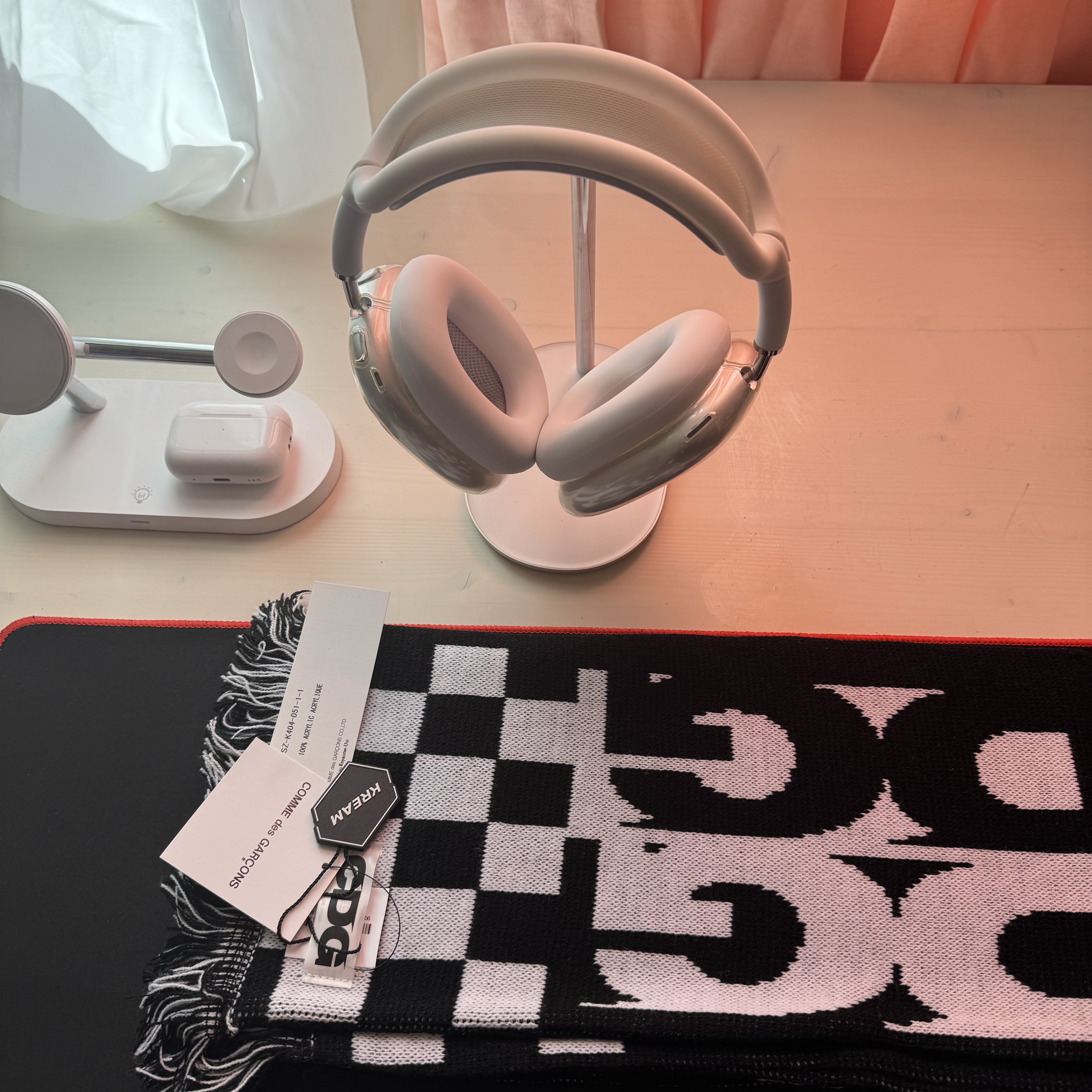 CDG Logo Check Muffler White Black, Apple AirPods Max Lightning Silver (Korean Ver.) 착용 스타일 - 2