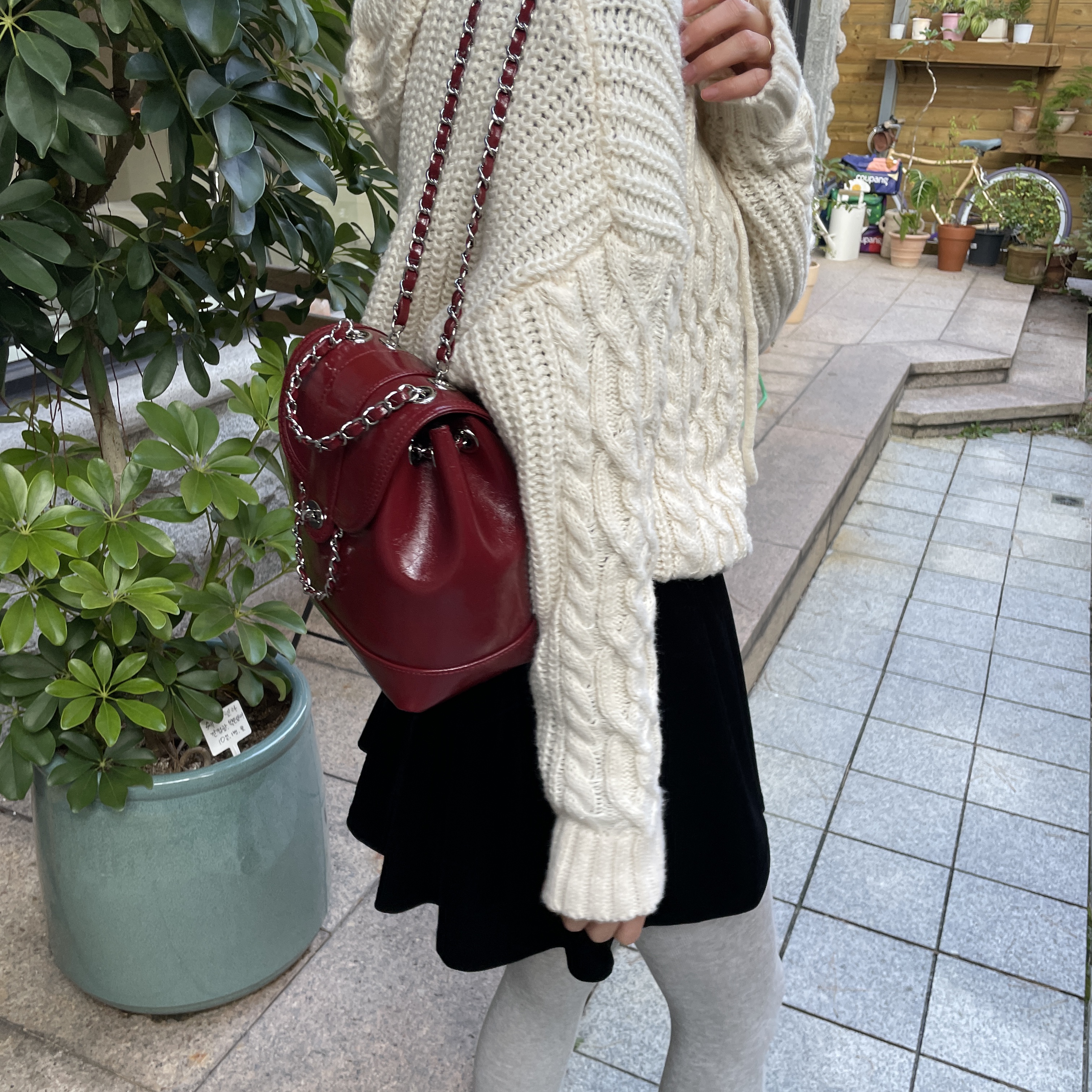 Cardinal Red Hawoo-A Bag Burgundy 착용 스타일 - 5