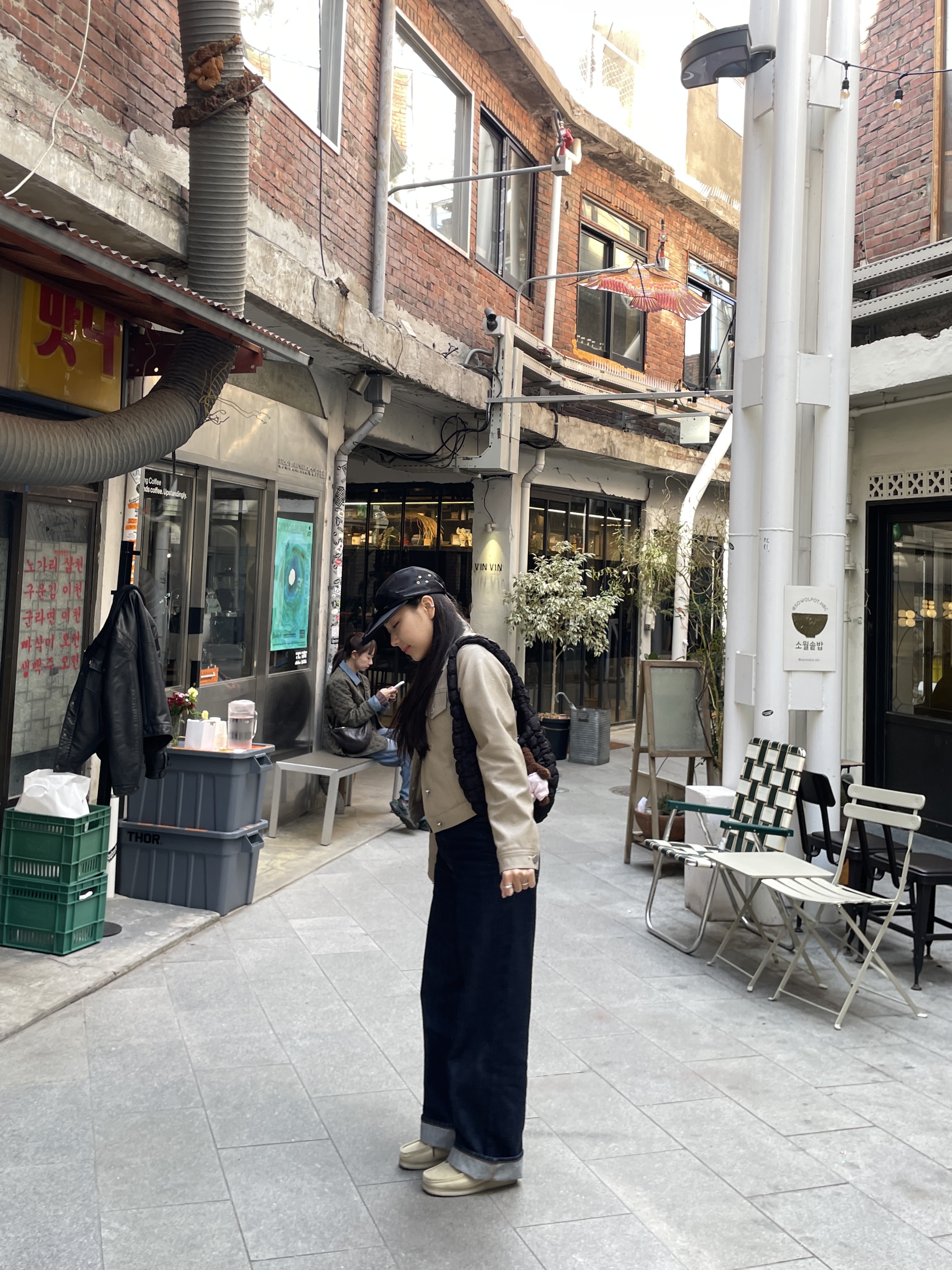 (W) Clarks Wallabee Maple Suede, COS Quilted Mini Bag Black 착용 스타일 - 1