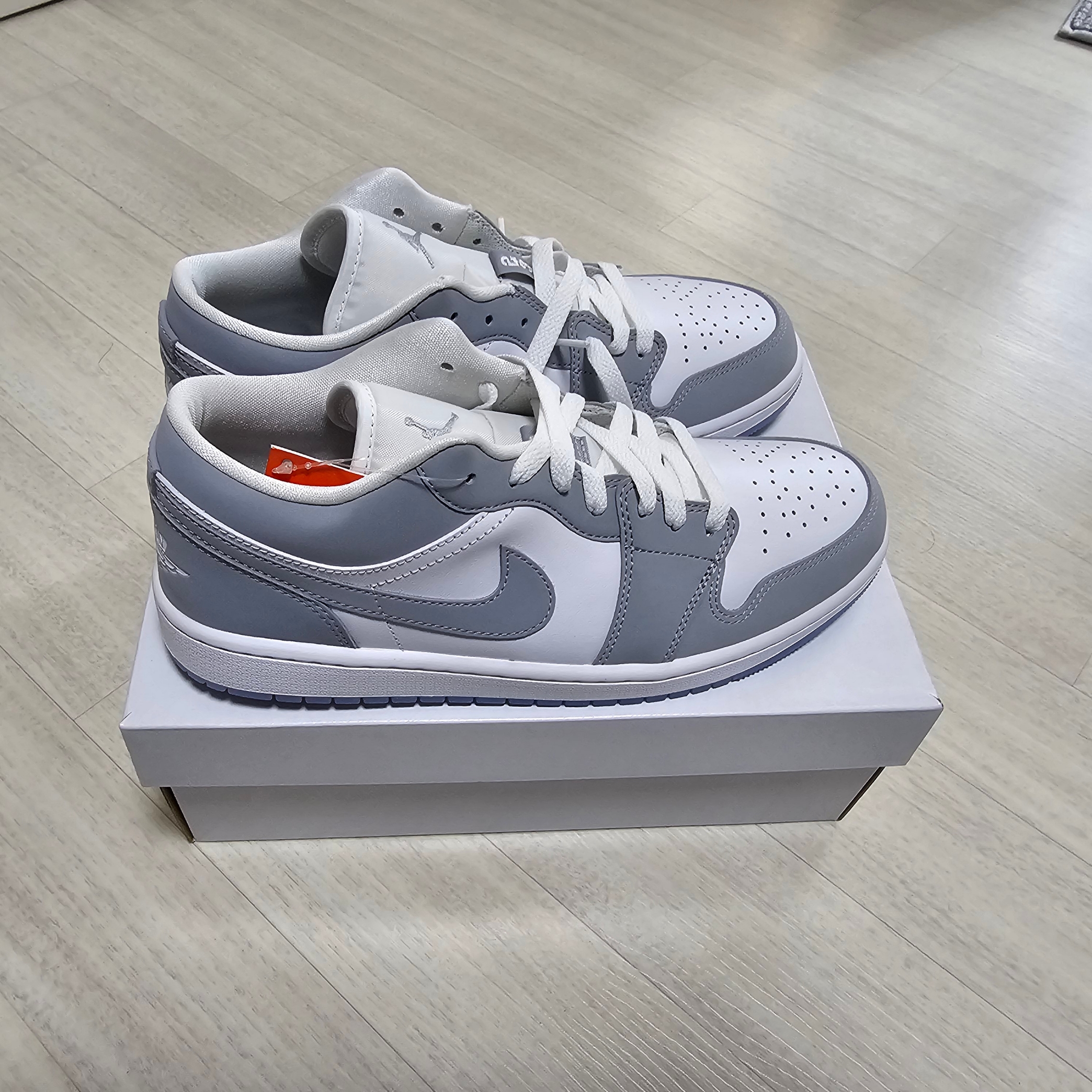 (W) Jordan 1 Low White Wolf Grey 착용 스타일 - 1
