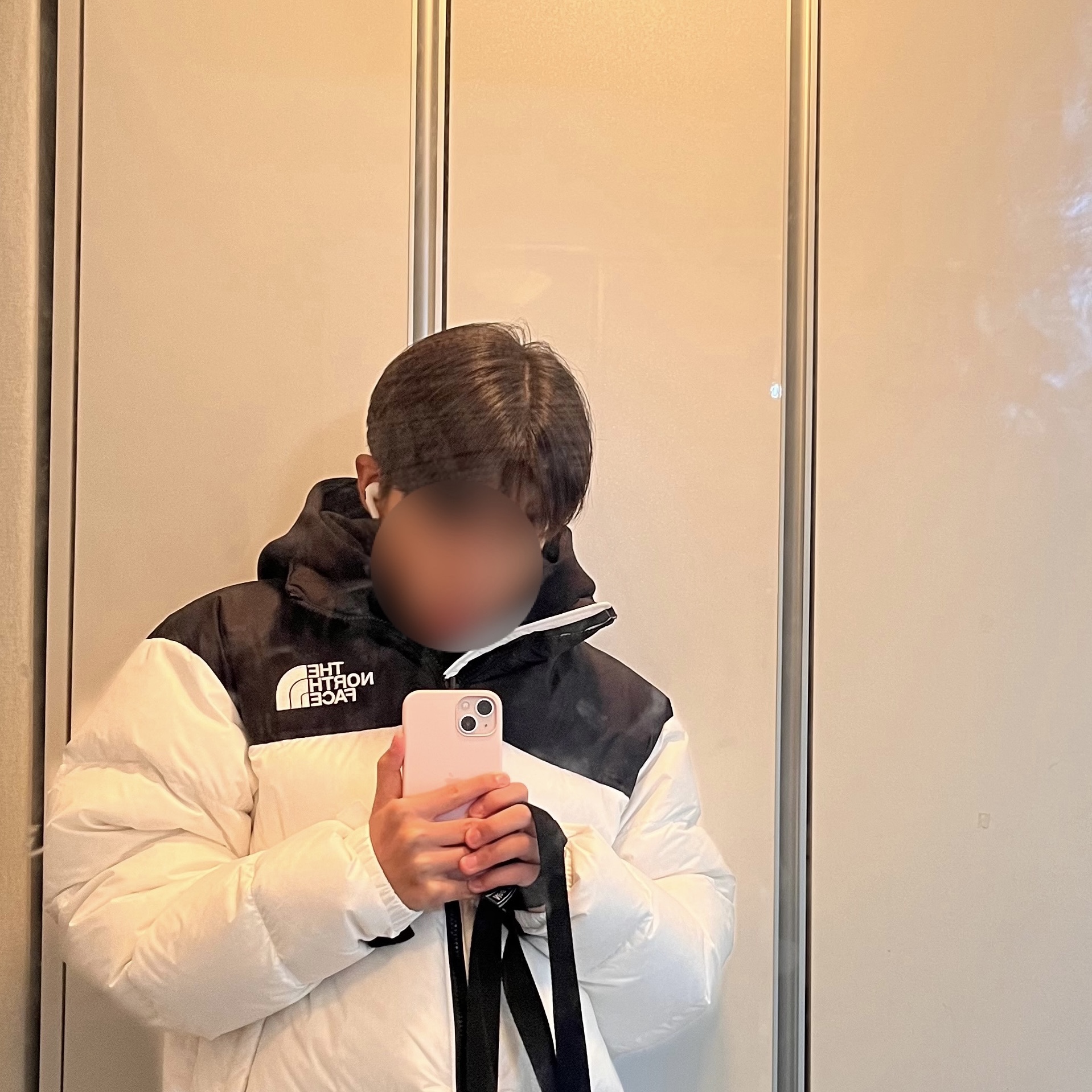 The North Face 1996 Eco Nuptse Jacket White, Apple iPhone 13 128GB Pink (Korean Ver.) 착용 스타일