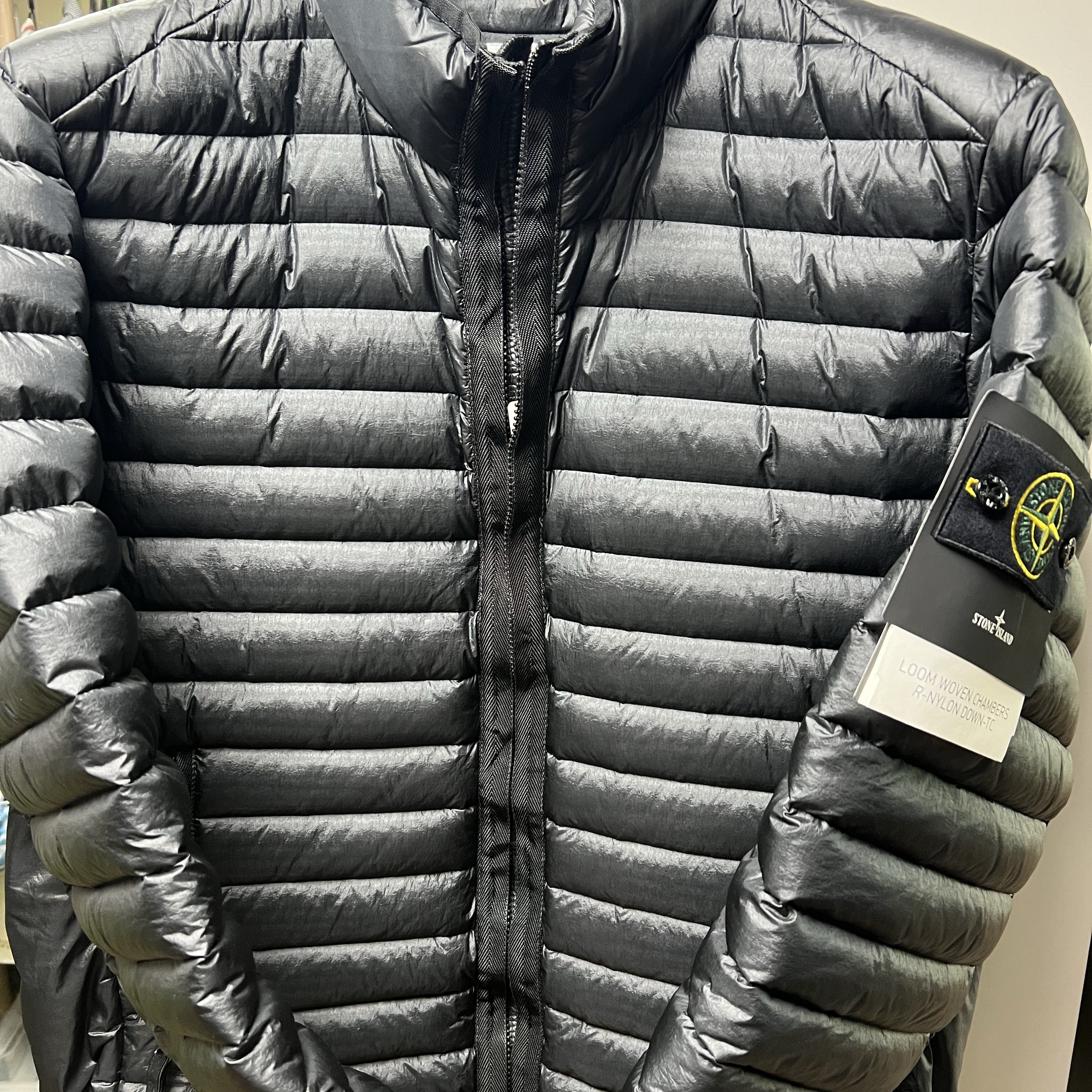 Stone Island 42324 Packable Loom Woven Chambers R-Nylon Down-TC Jacket Black - 23FW 착용 스타일