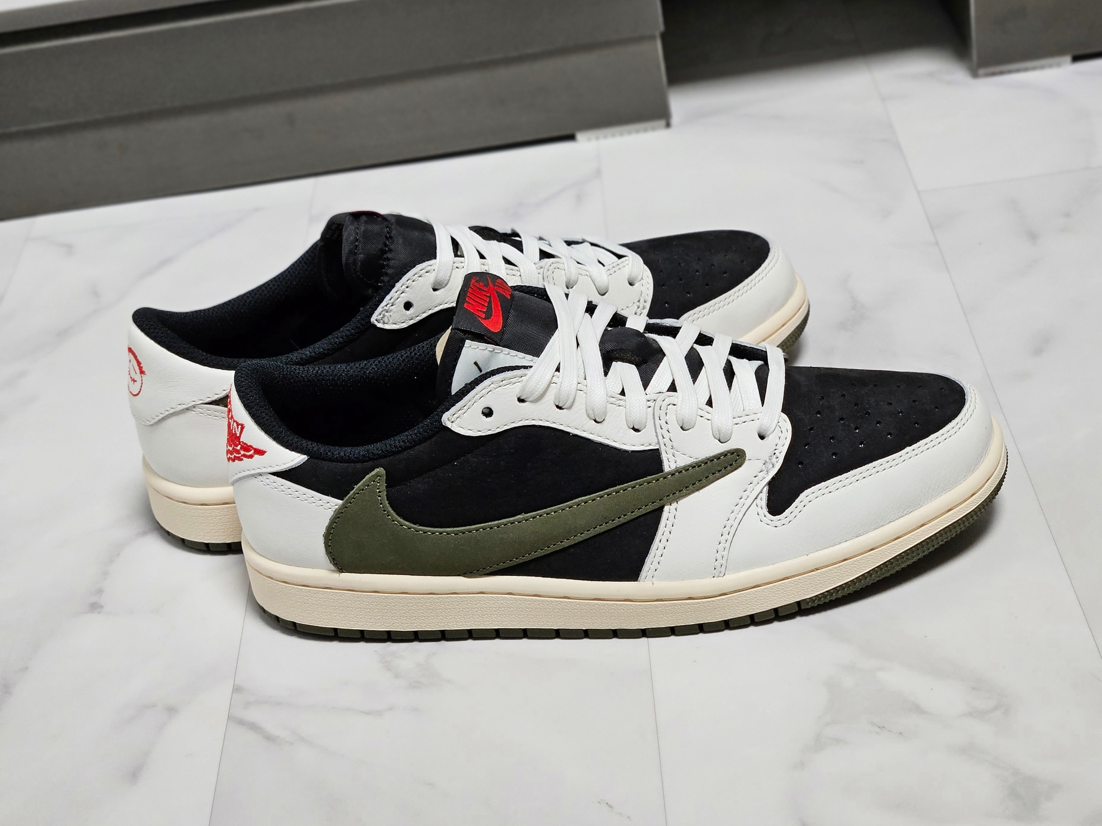(W) Jordan 1 x Travis Scott Retro Low OG SP Medium Olive 착용 스타일 - 7