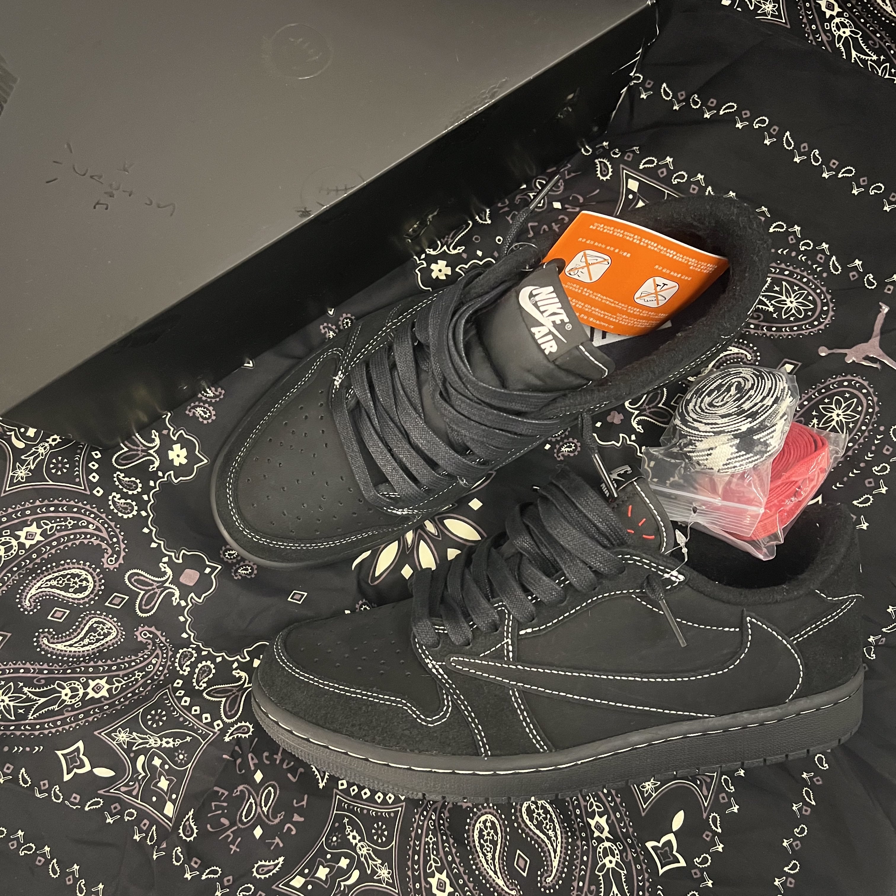 Jordan 1 x Travis Scott Retro Low OG SP Black Phantom 착용 스타일 - 2