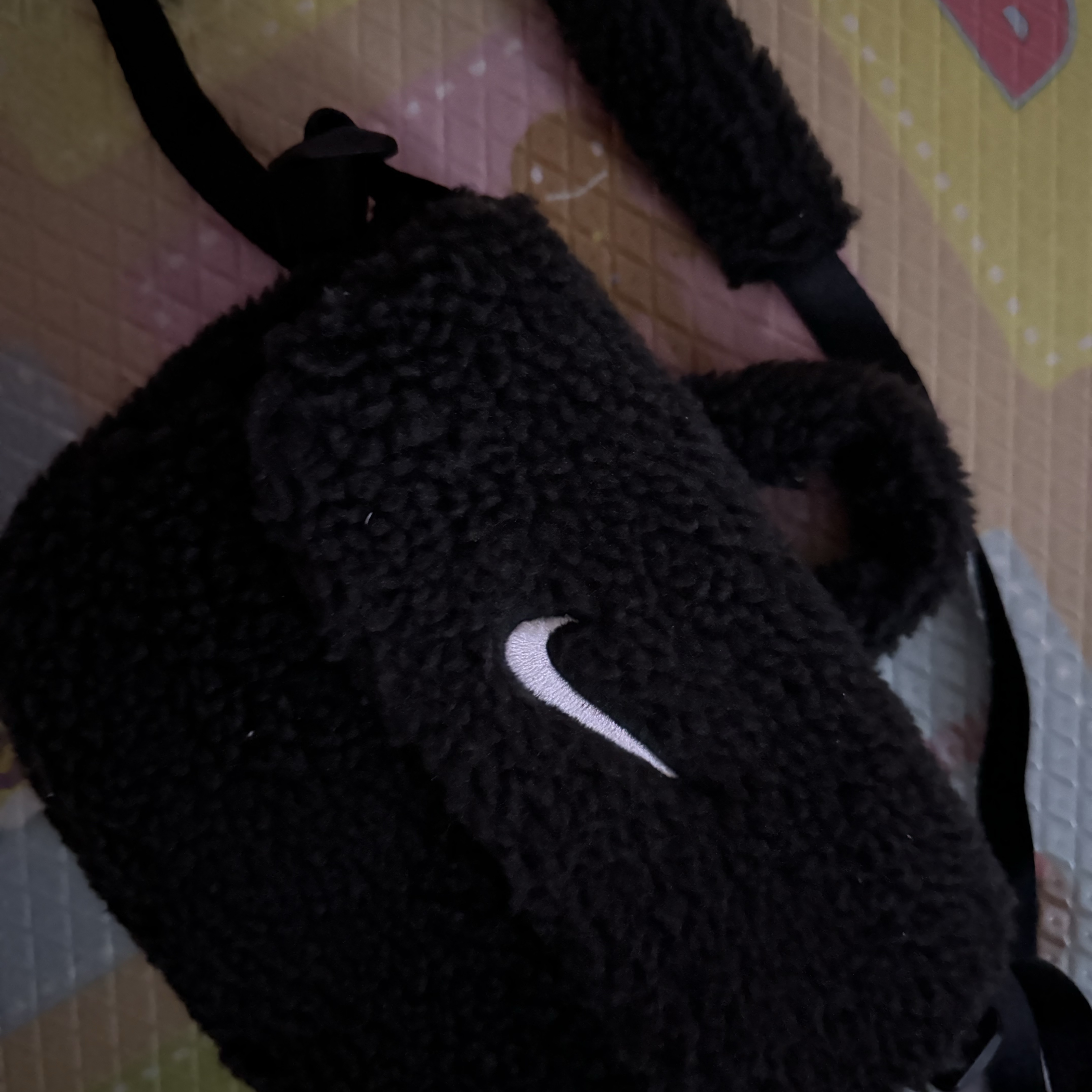 (Kids) Nike NSW Faux Fur Crossbody Bag Black 착용 스타일