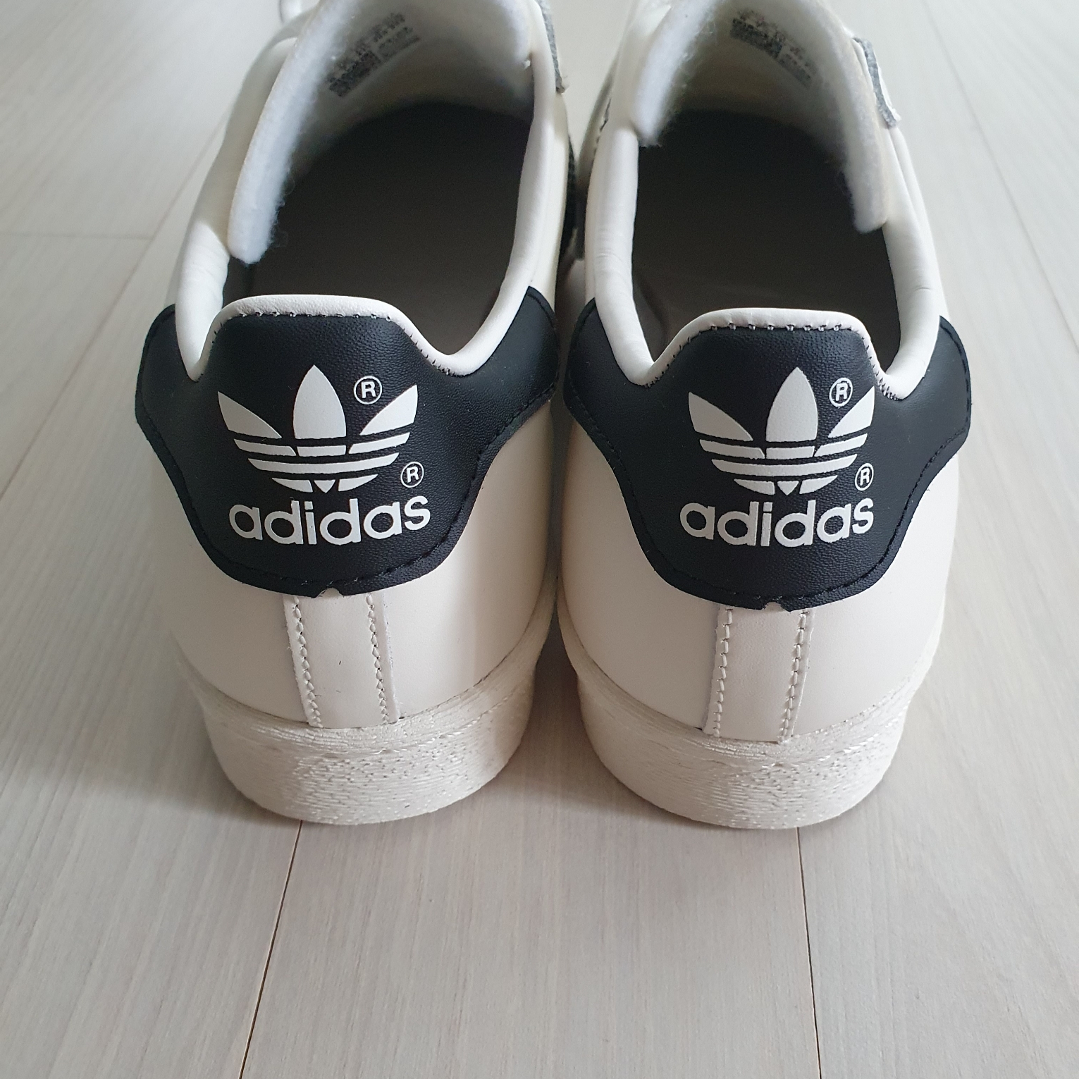 Adidas Superstar 82 White Black 착용 스타일 - 3