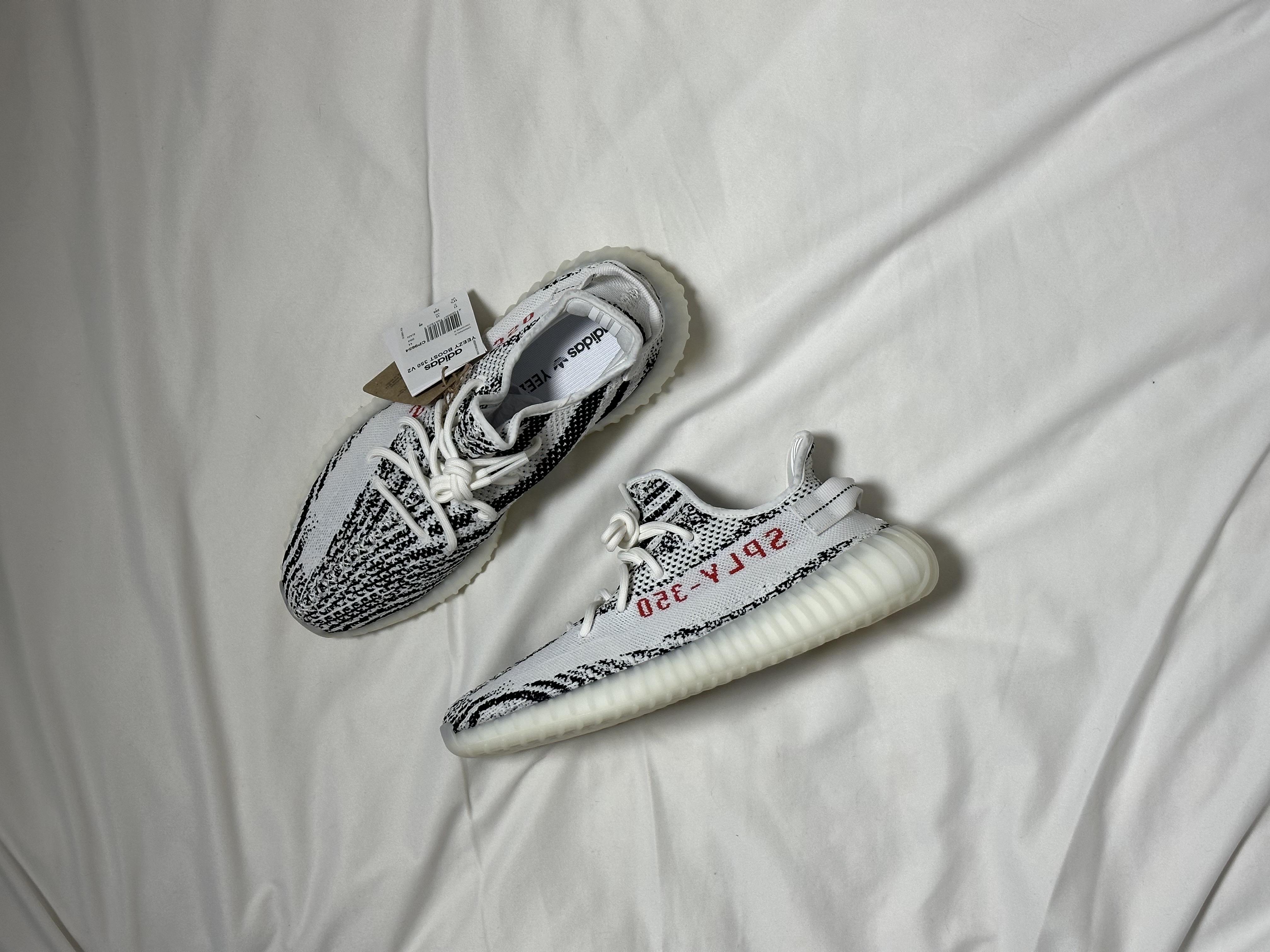 Adidas Yeezy Boost 350 V2 Zebra 2022/2023 착용 스타일 - 1
