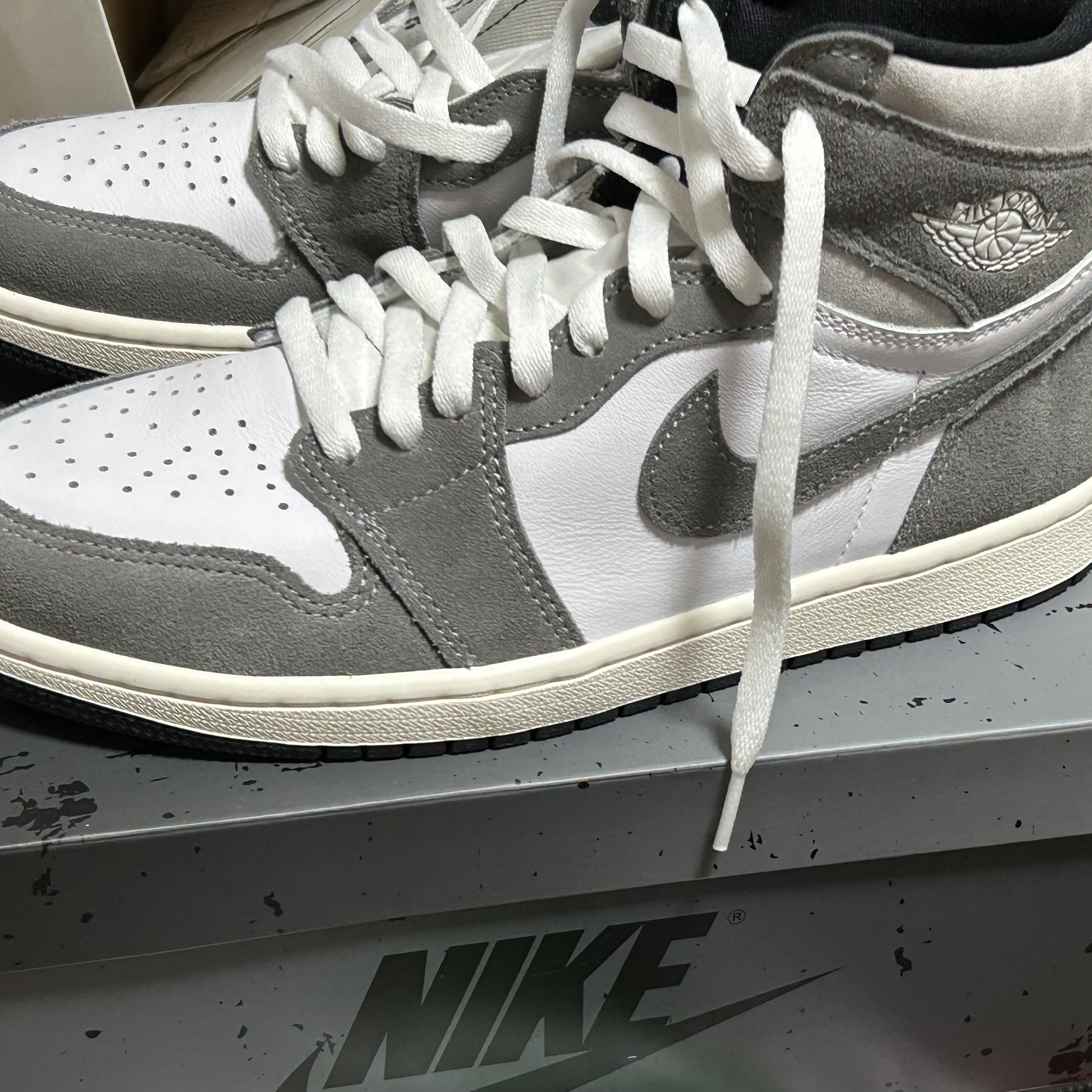 Jordan 1 Retro High OG Black and Smoke Grey 착용 스타일 - 1