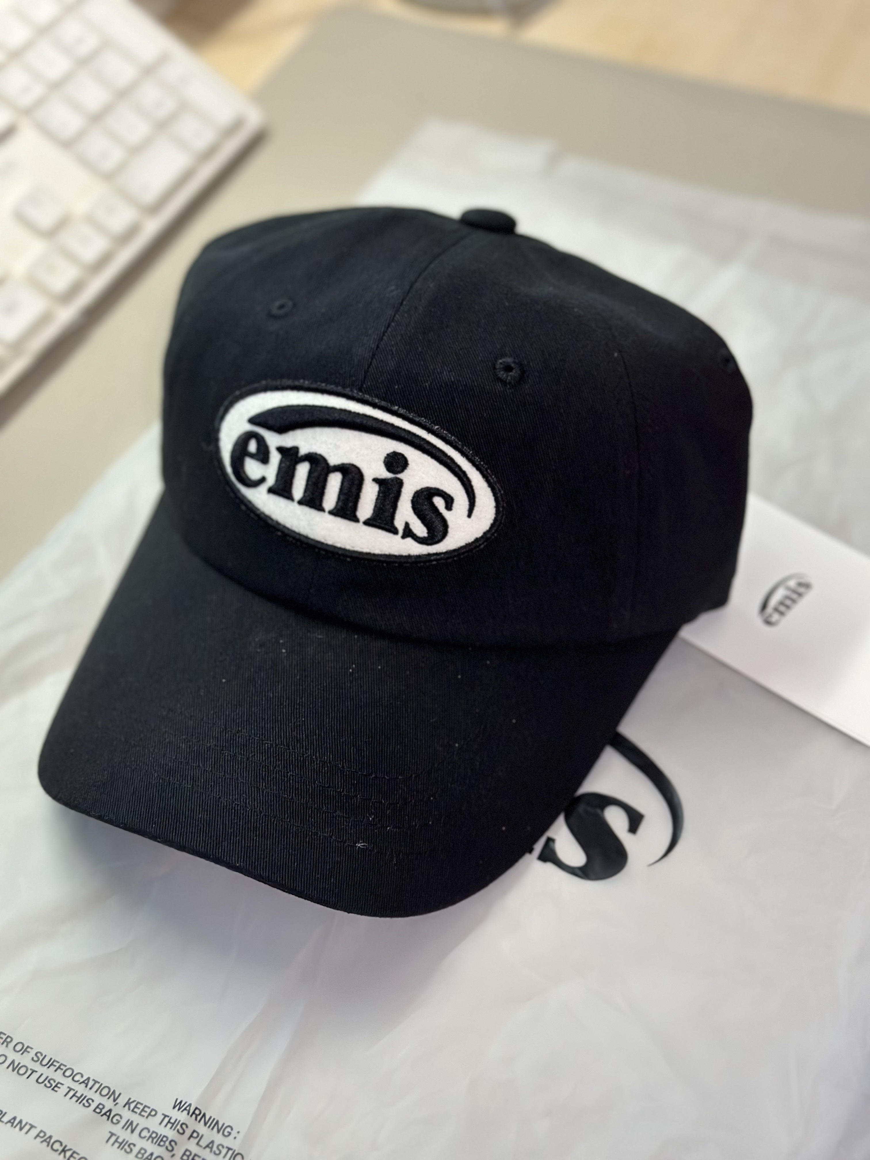Emis Tone On Tone Wappen Ball Cap Black 착용 스타일 - 1