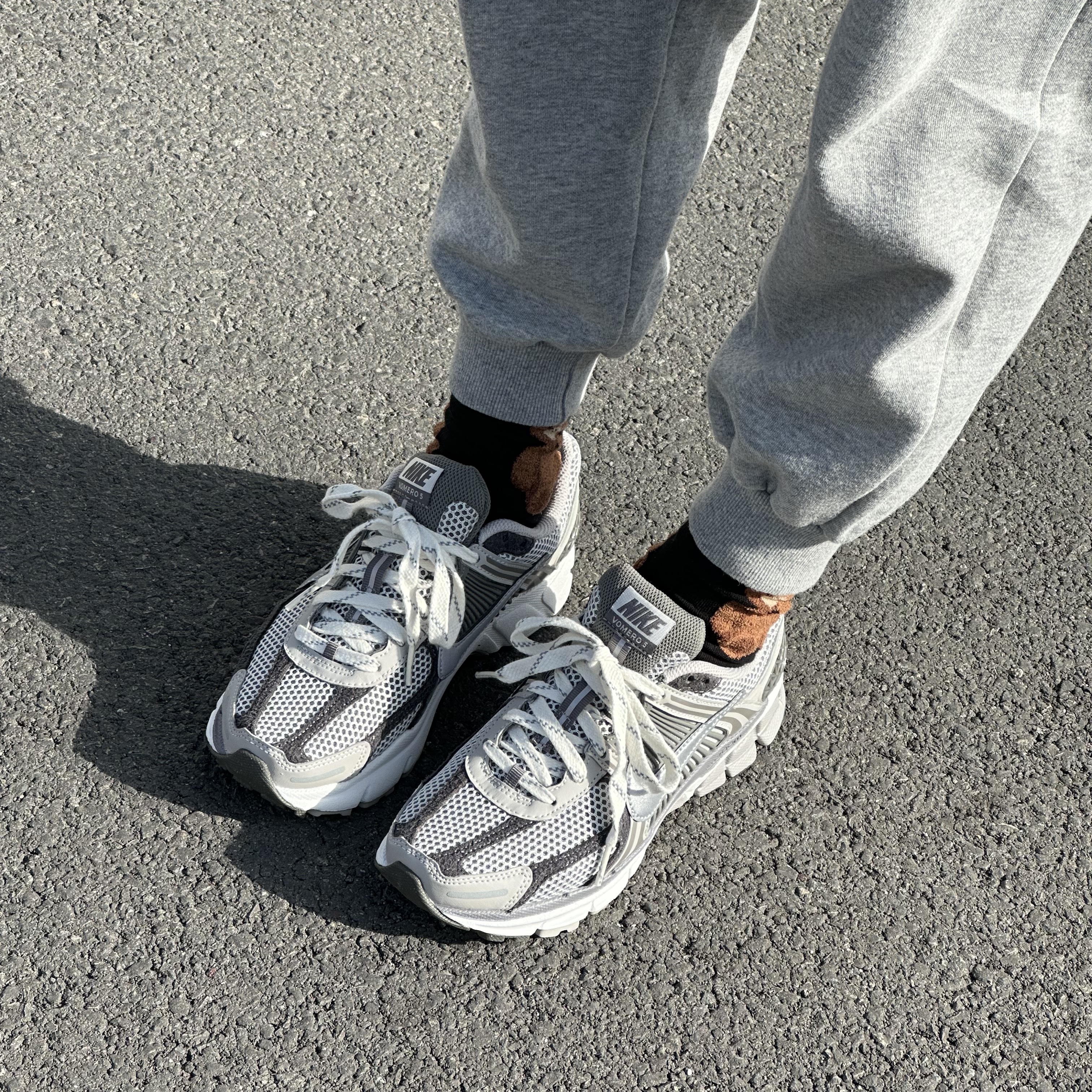 Nike Zoom Vomero 5 PRM Light Iron Ore and Flat Fewter 착용 스타일 - 1