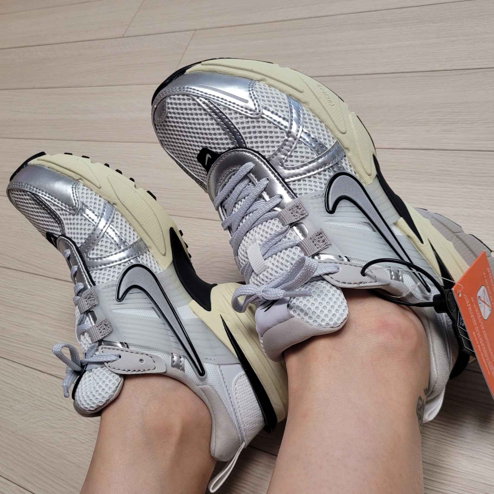 Nike V2K Run Summit White Metallic Silver 착용 스타일 - 3