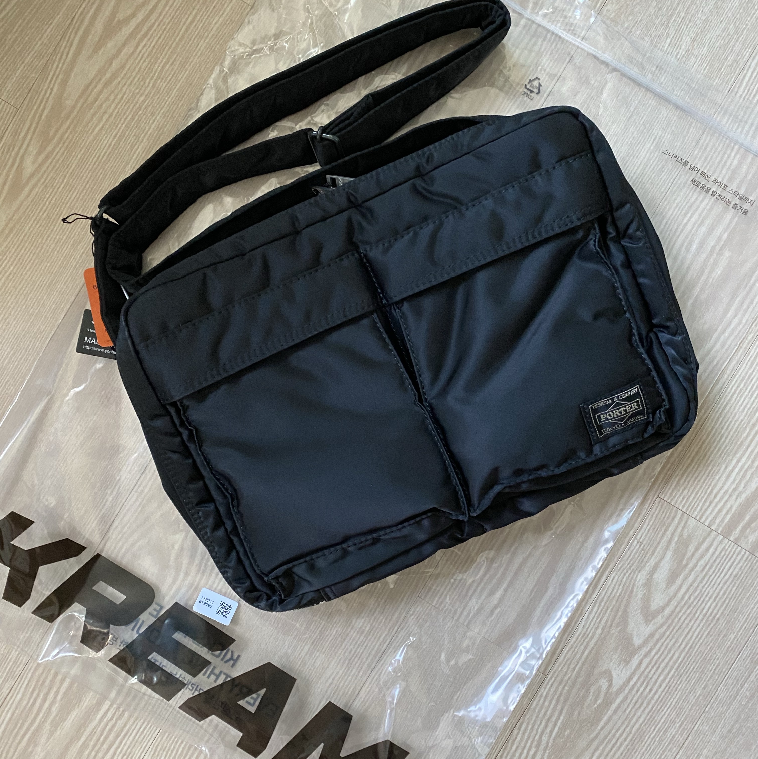 Porter Tanker Shoulder Bag L Black 착용 스타일