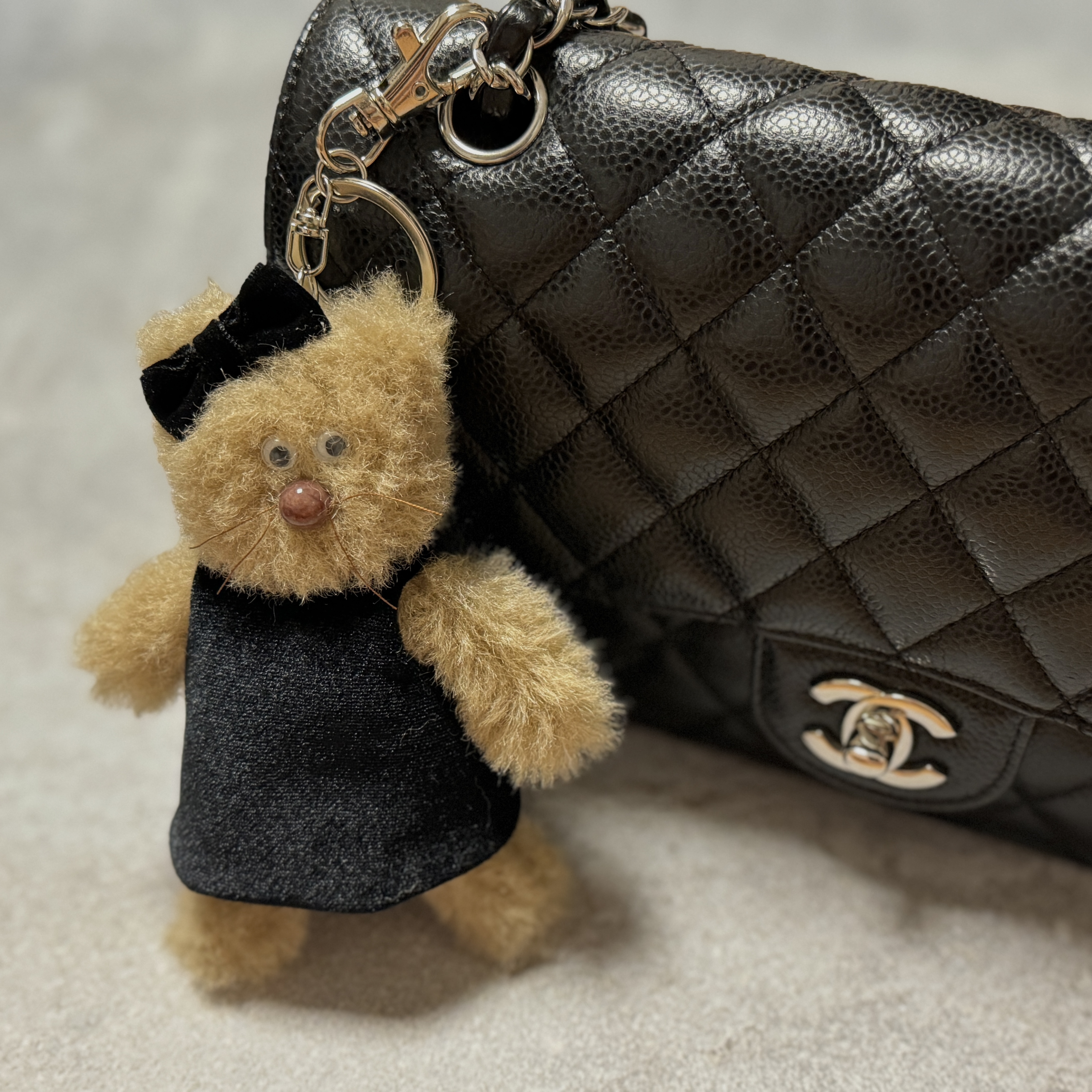 Chanel Medium Classic Handbag Grained Calfskin & Silver Black 착용 스타일