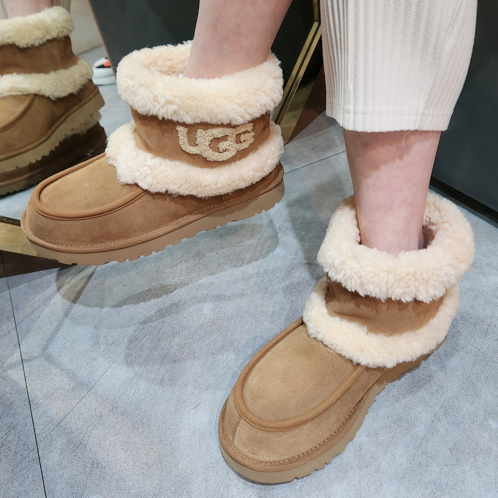 (W) UGG Ultra Mini UGG Fluff Chestnut 착용 스타일